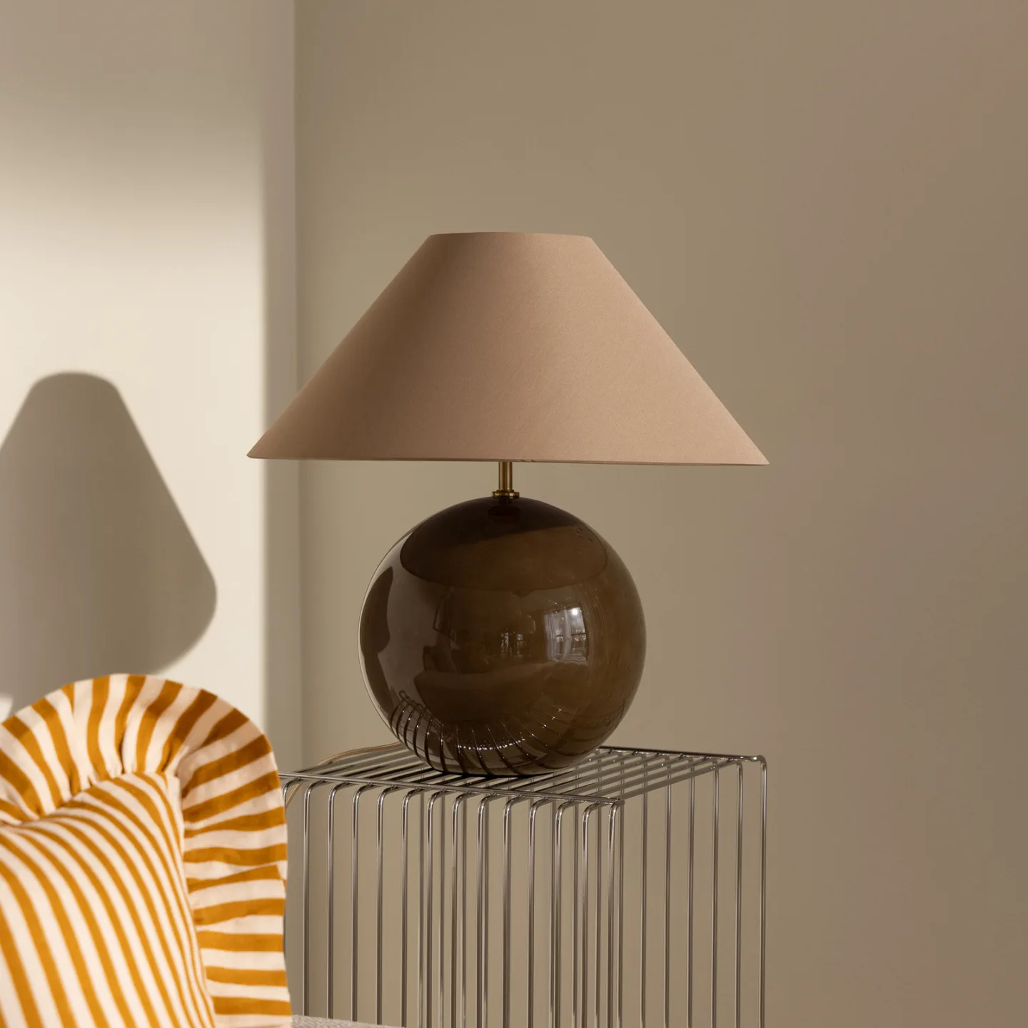 Iris 45 Tischleuchte braun Textil 45 cm - Globen Lighting - Wohnzimmer - Design - Stoff / Textil - Einflammig