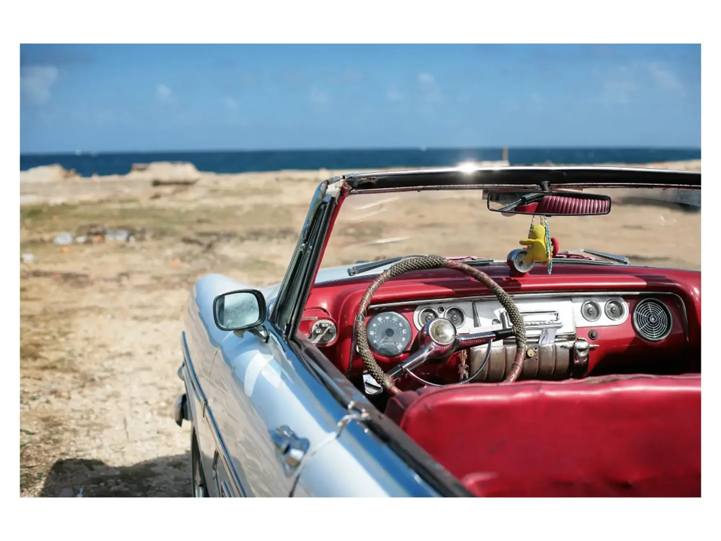 image LAND Digitaldruck auf Acrylglas Oldtimer am Strand | Schubiger Möbel