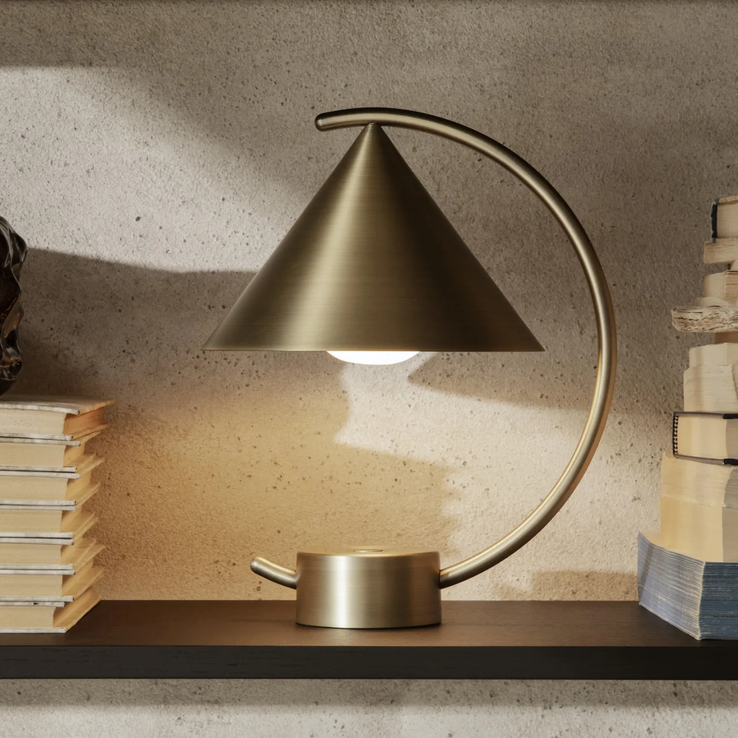 Ferm Living Meridian bordslampa Brass