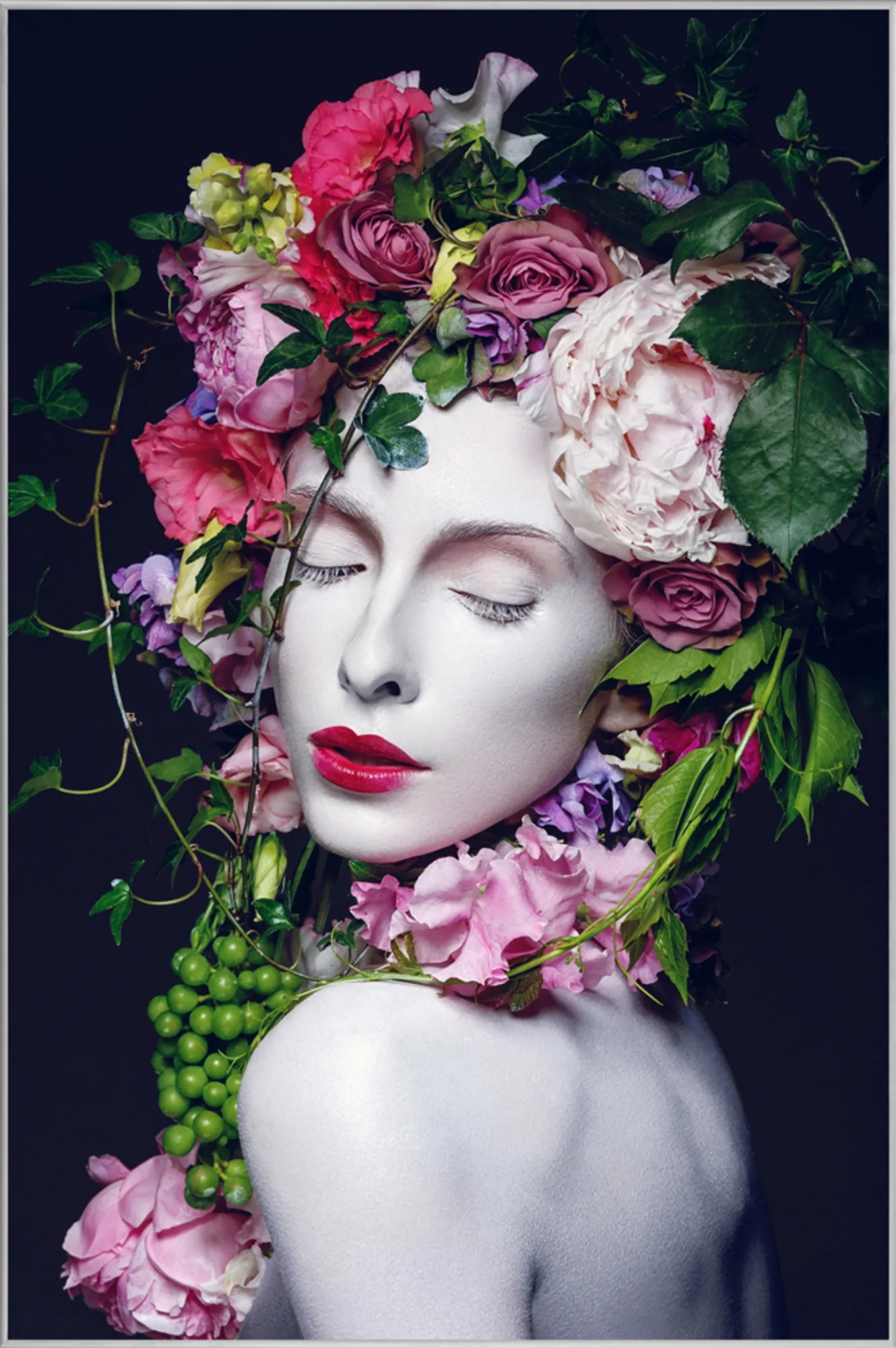 image LAND Bild mit Rahmen Hübsche Frau mit Blumen Perücke | Schubiger Möbel