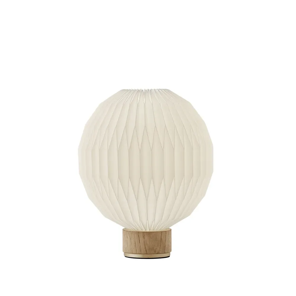 Le Klint 375 bordslampa vit, small-plastskärm, lampfot i ek