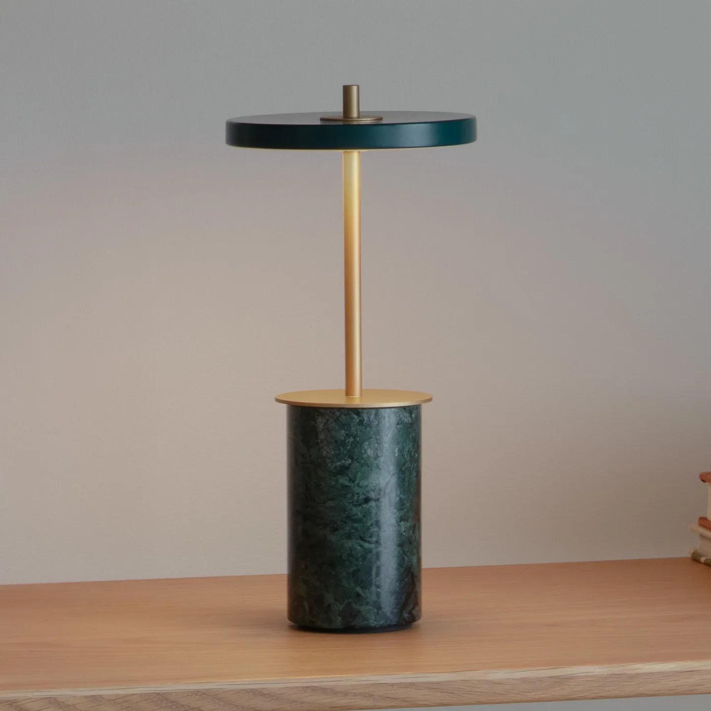 Asteria Move Portable Bordlampe Mini Green Marble - UMAGE Asteria Move Mini - Terrasse - Design - Sten - Med skærm