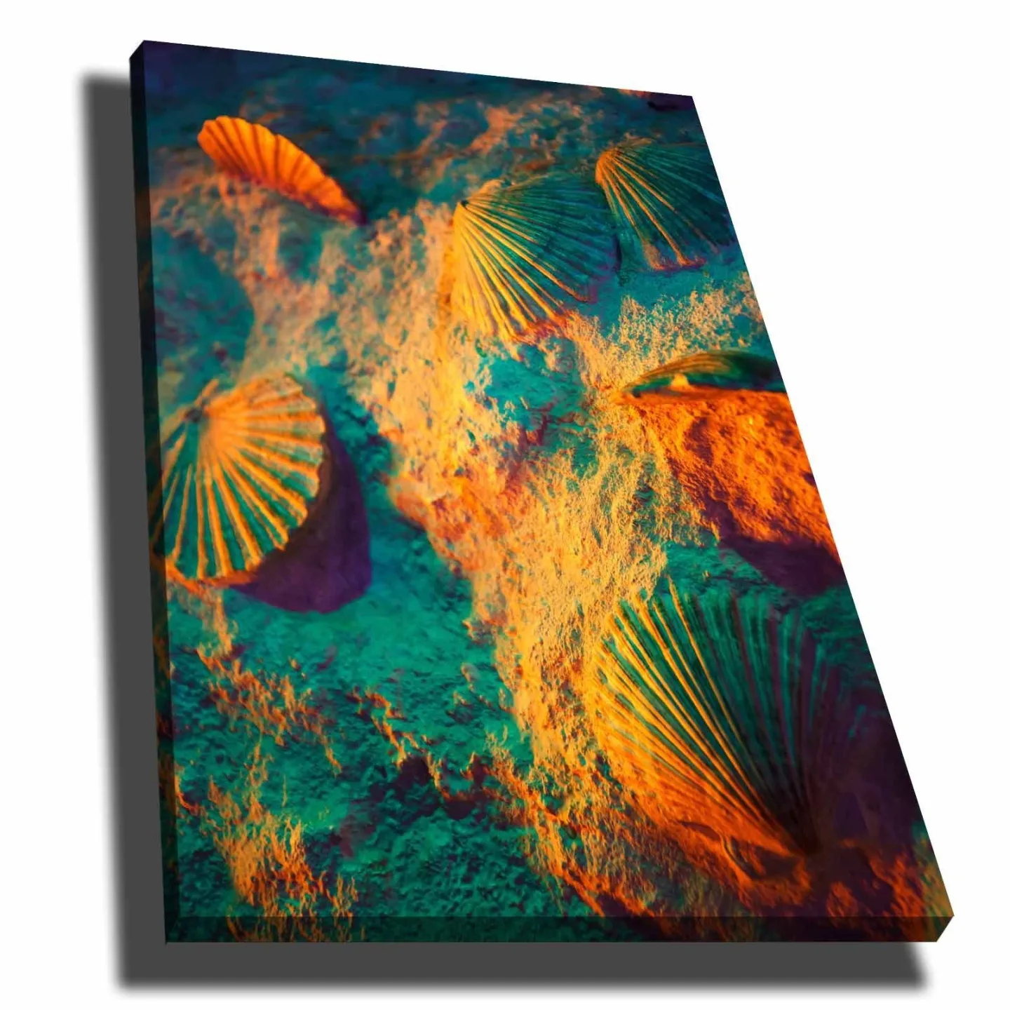 Canvastavla 70x100 cm - Skaldjursskal på sand med en färgglad och drömlik bakgrund - Turkos / Orange / Lila