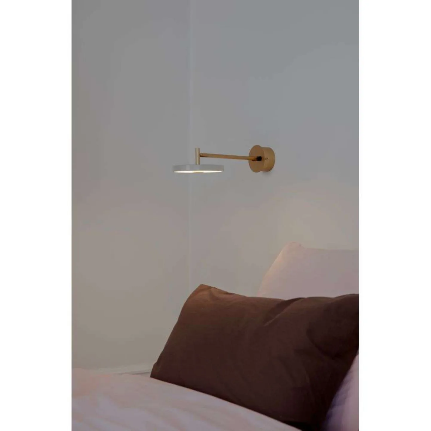 Asteria Long LED-Wandlampe, grau/messing, Hardwire - UMAGE - Wohnzimmer - Design - Metall - Einflammig