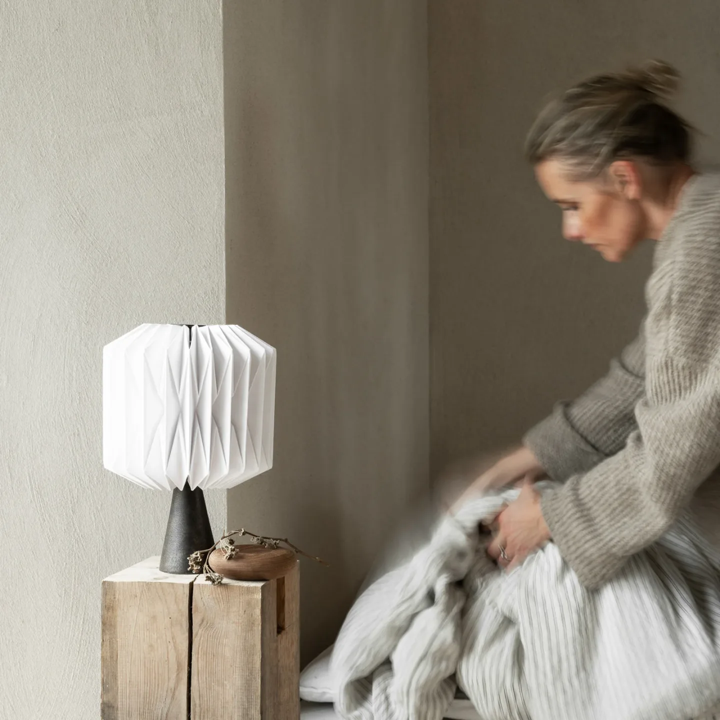 Fia bordlampe hvid/sort – Watt & Veke Watt & Veke - Stue - Skandinavisk - Træ - Med én lyskilde
