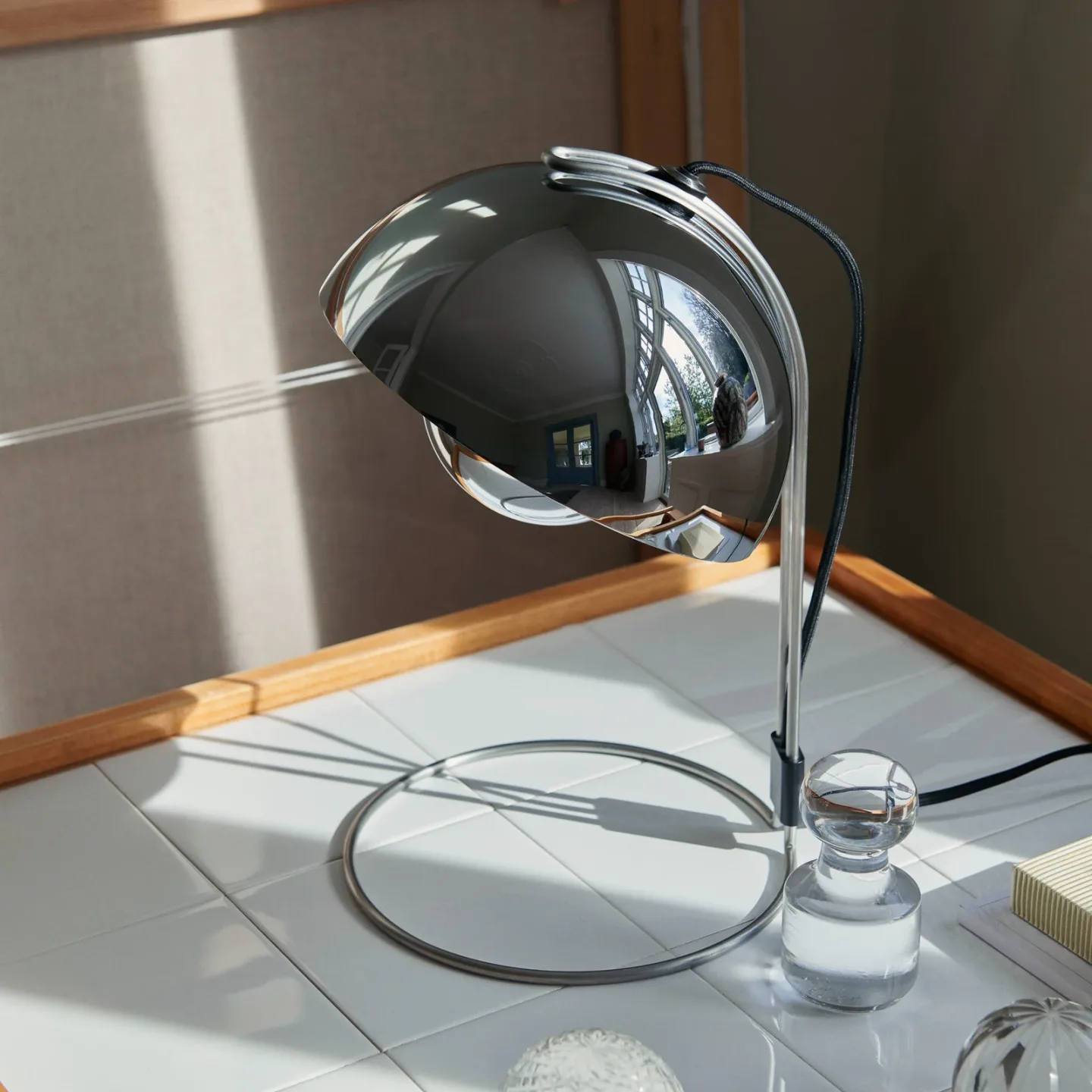 Flowerpot VP4 Tischleuchte, verchromt, 36 cm - &TRADITION - Wohnzimmer - Design - Metall - Mit Schirm