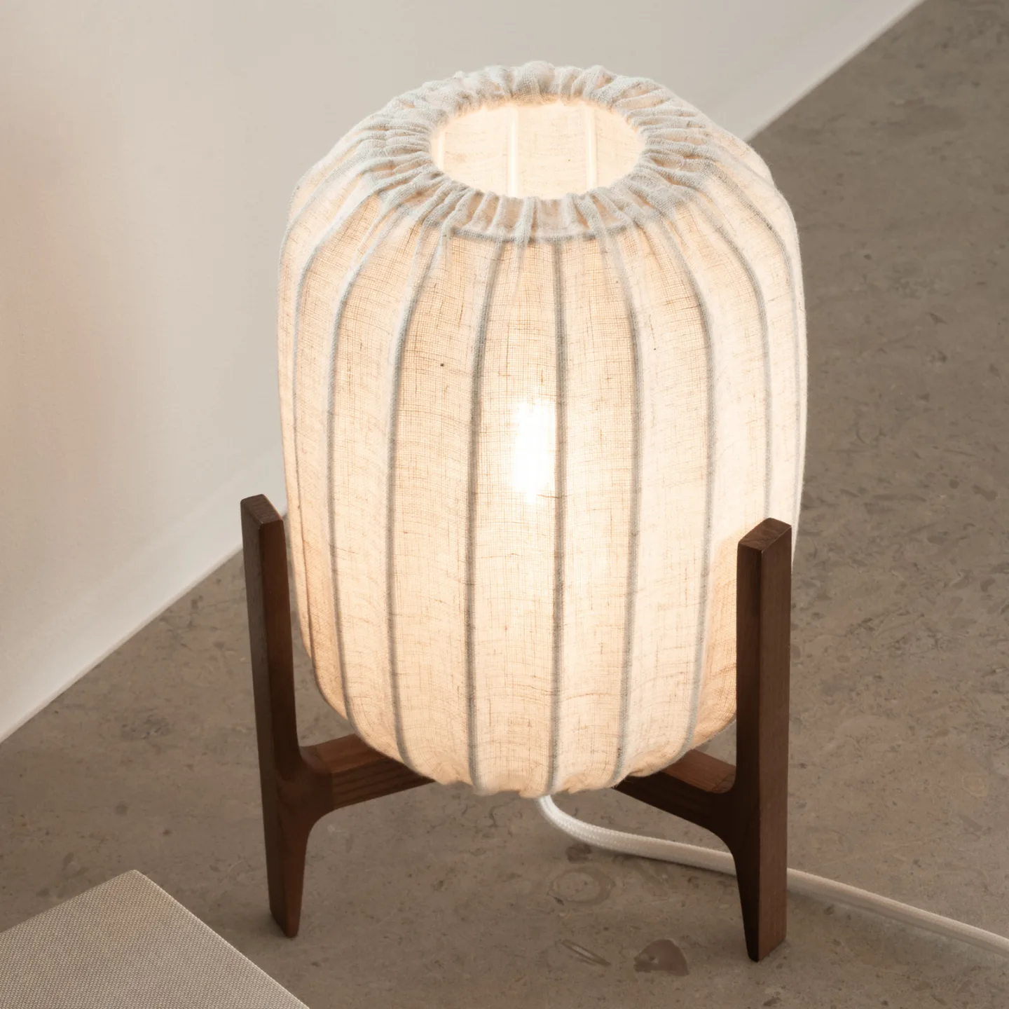 Prisma Tischlampe, esche/beige, 24cm, Holz - Watt & Veke - Wohnzimmer - Design - Einflammig