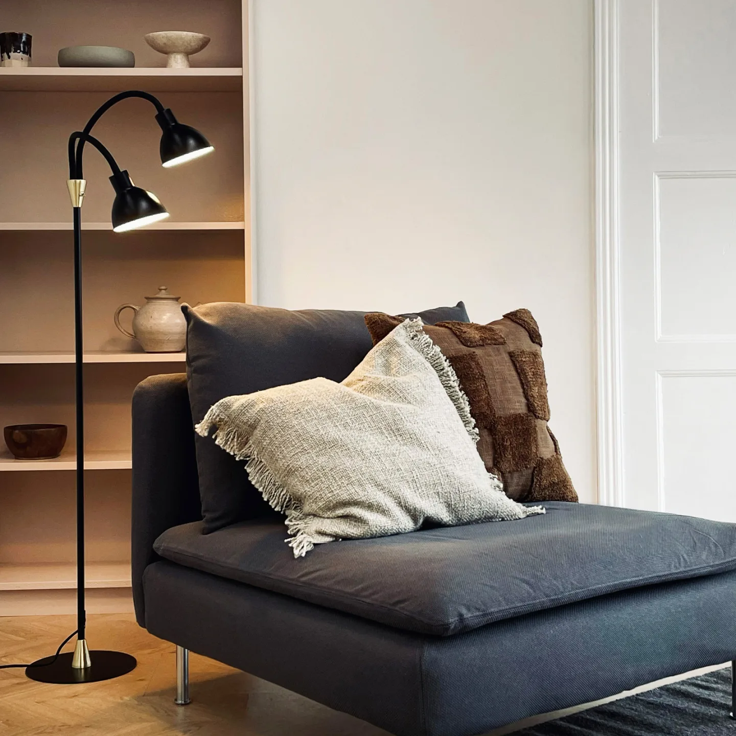 Lilje Stehleuchte Schwarz/Messing - DybergLarsen Dyberg Larsen - Wohnzimmer - Design - Metall - Mit Schirm