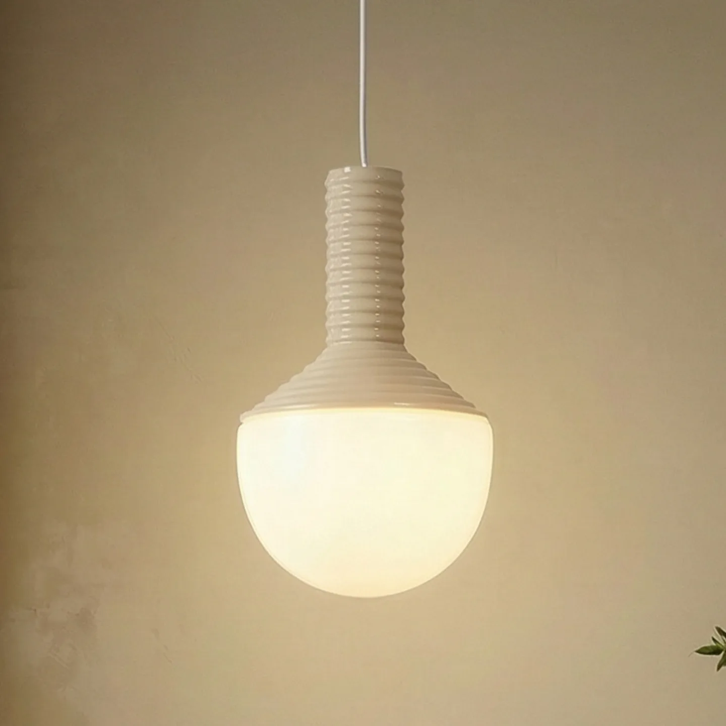 Florine Taklampa Beige/Opal - Lucande - Vardagsrum - Design - Keramik - Med en ljuskälla