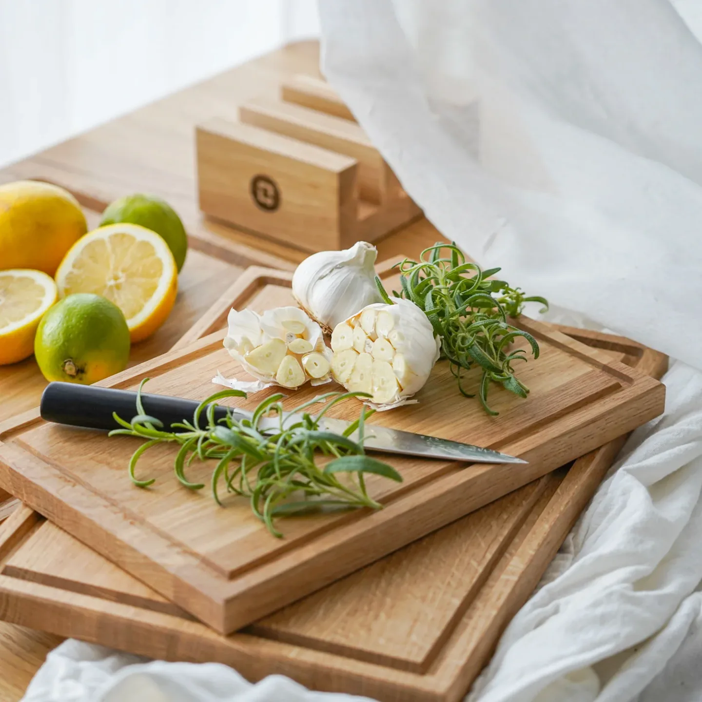 Qookware - Lille skærebræt i Egetræ - 30x20 cm med saftrille