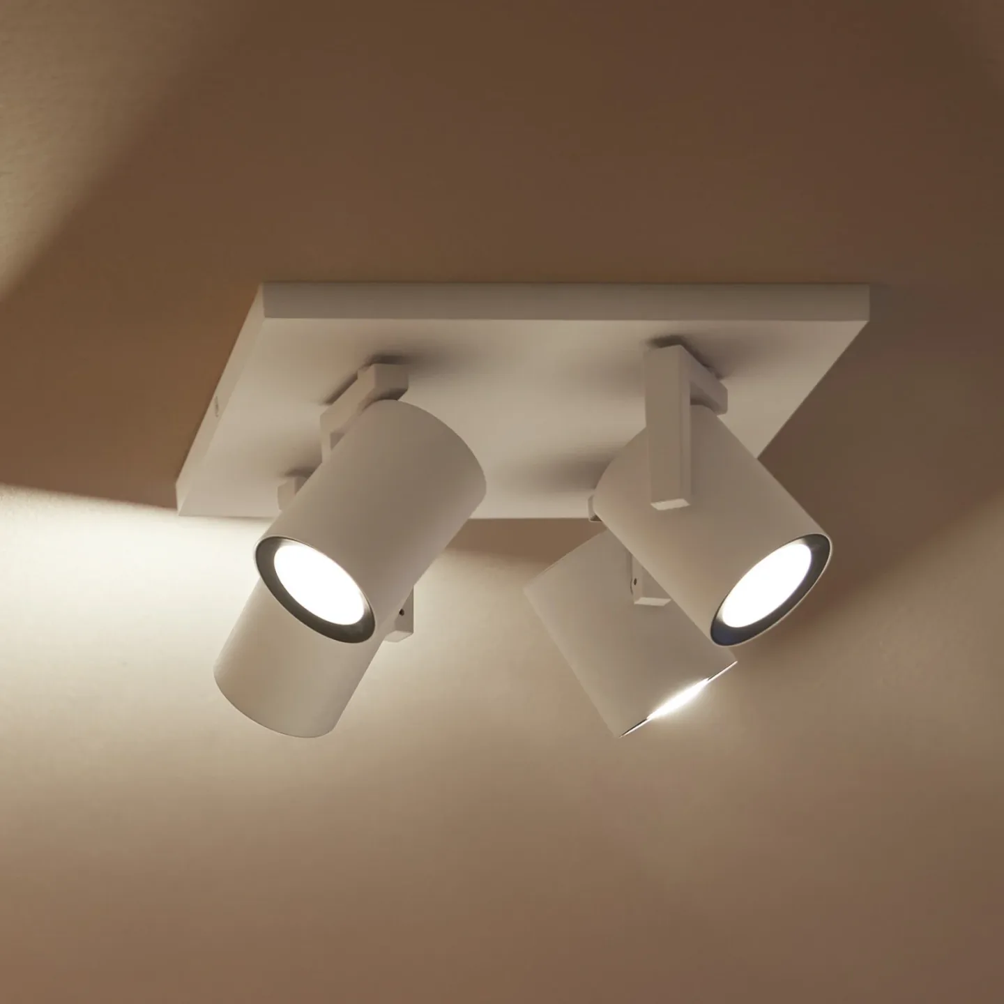 LED-loftspot Argenta, hvid, 4 lyskilder. RGB CCT - Philips Hue - Stue - Moderne - Metal - Med flere lyskilder