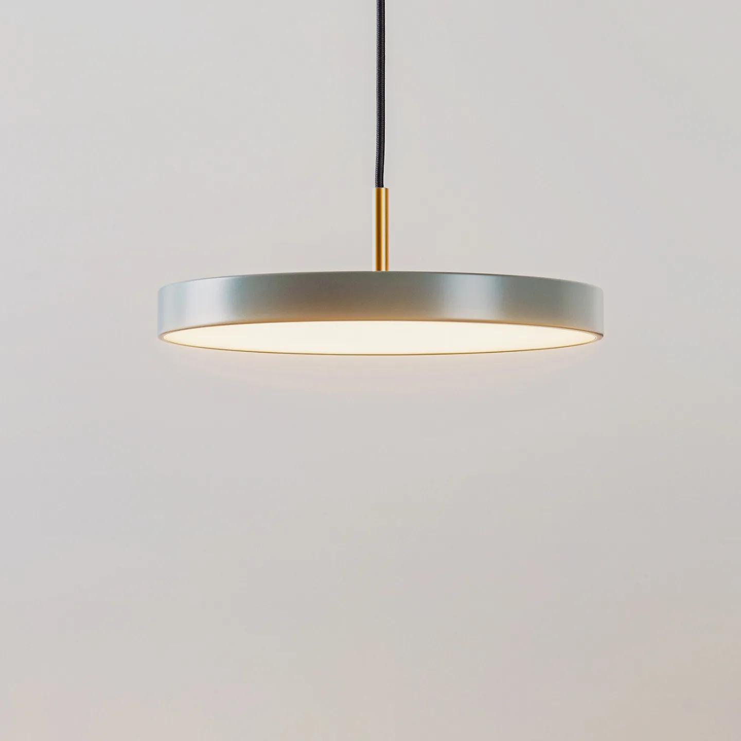 Asteria Mini LED-Hängelampe hellgrün/messing Ø 31 cm - UMAGE - Wohnzimmer - Design - Metall - Einflammig