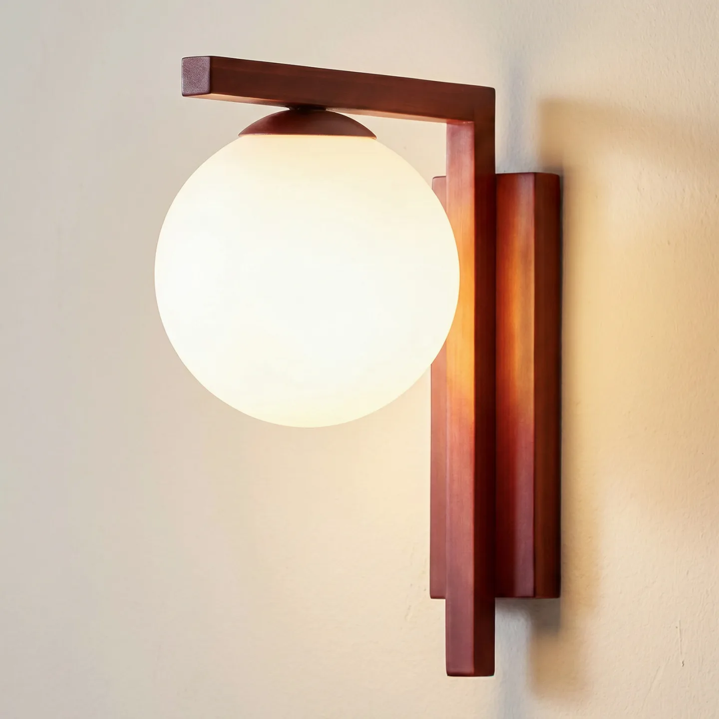 Zac vägglampa, opal/vinröd, 1 lampa – ALDEX - Vardagsrum - Modern - Glas - Med en ljuskälla