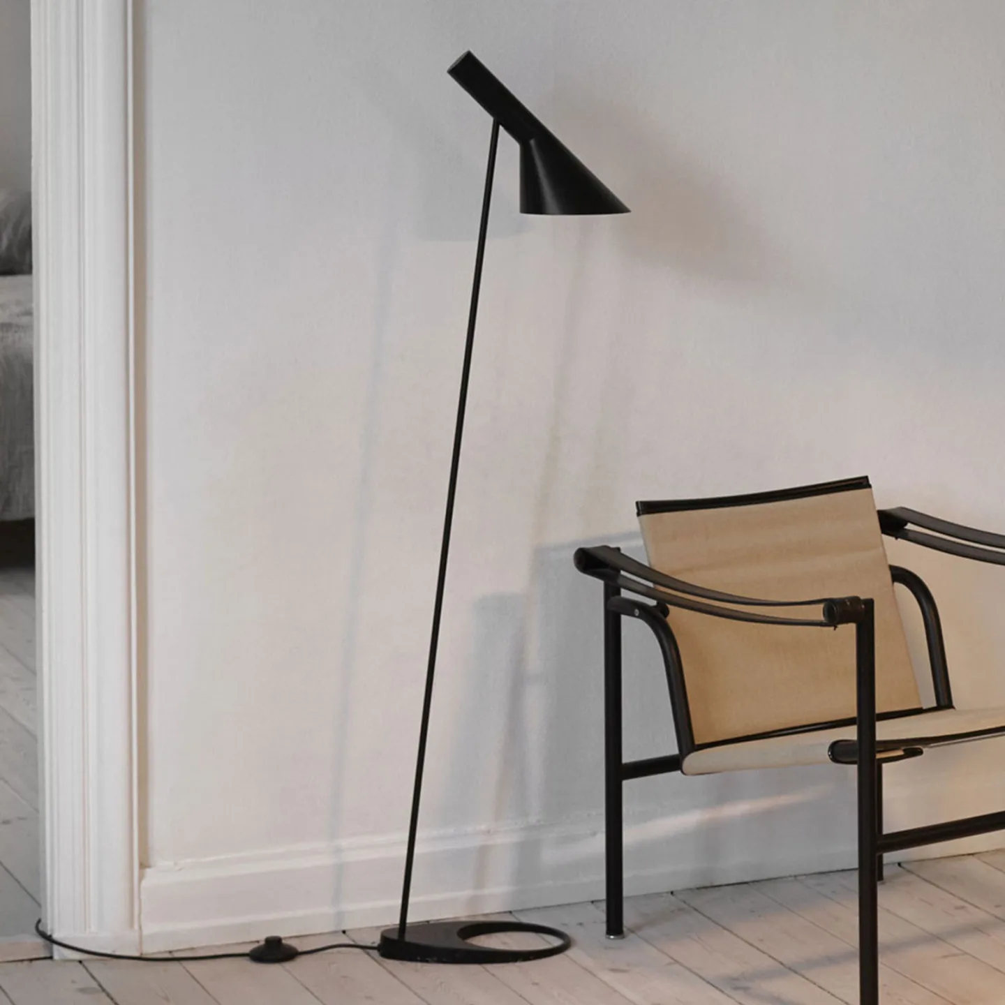 AJ golvlampa svart - Louis Poulsen - Vardagsrum - Design - Metall - Med en ljuskälla