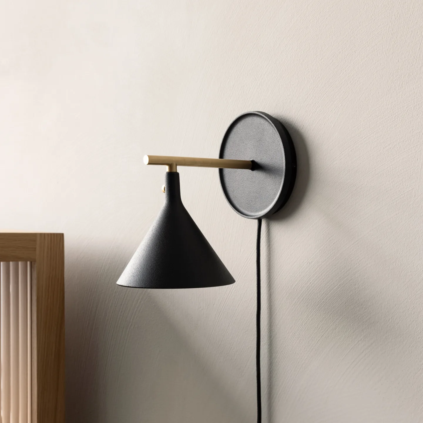 Cast Sconce LED-vägglampa, svart, stickkontakt, dimbar - Audo Audo Copenhagen - Vardagsrum - Design - Aluminium - Med en ljuskälla