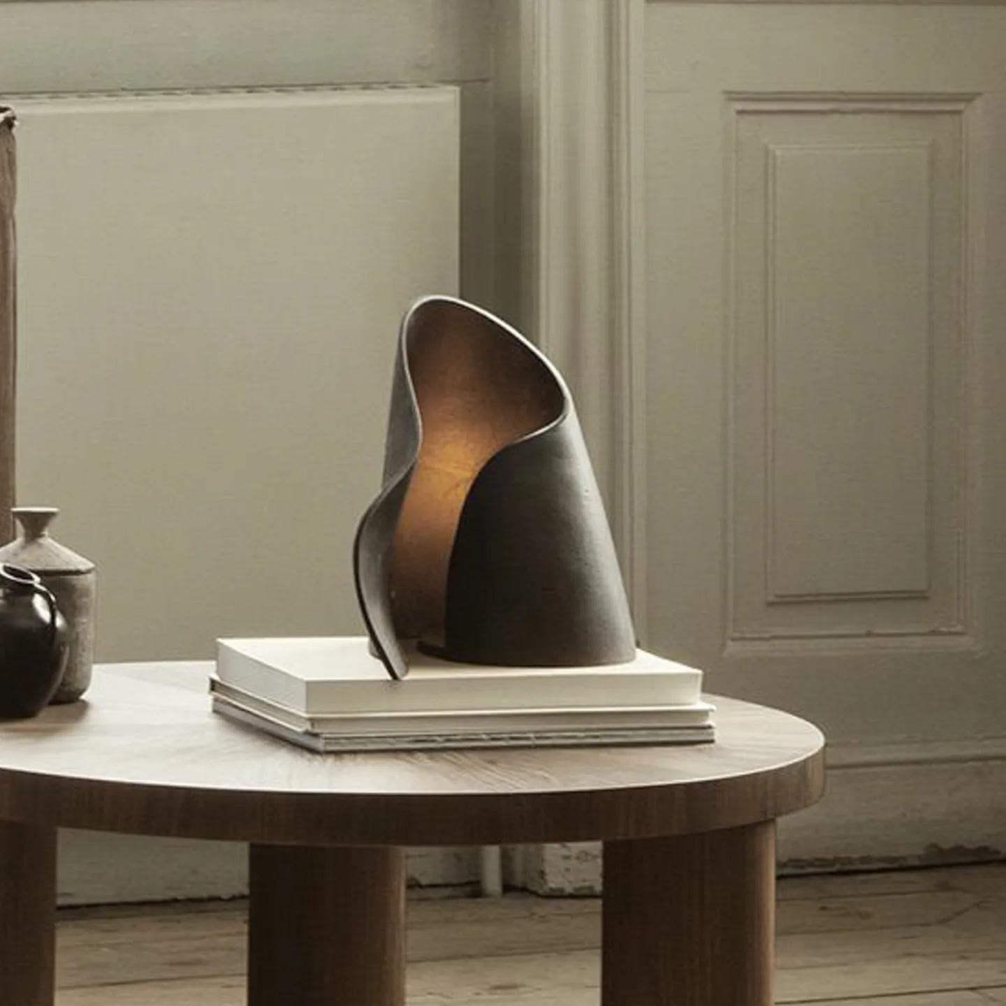 Oyster Bordlampe Black - Ferm Living - Stue - Design - Aluminium - Med én lyskilde