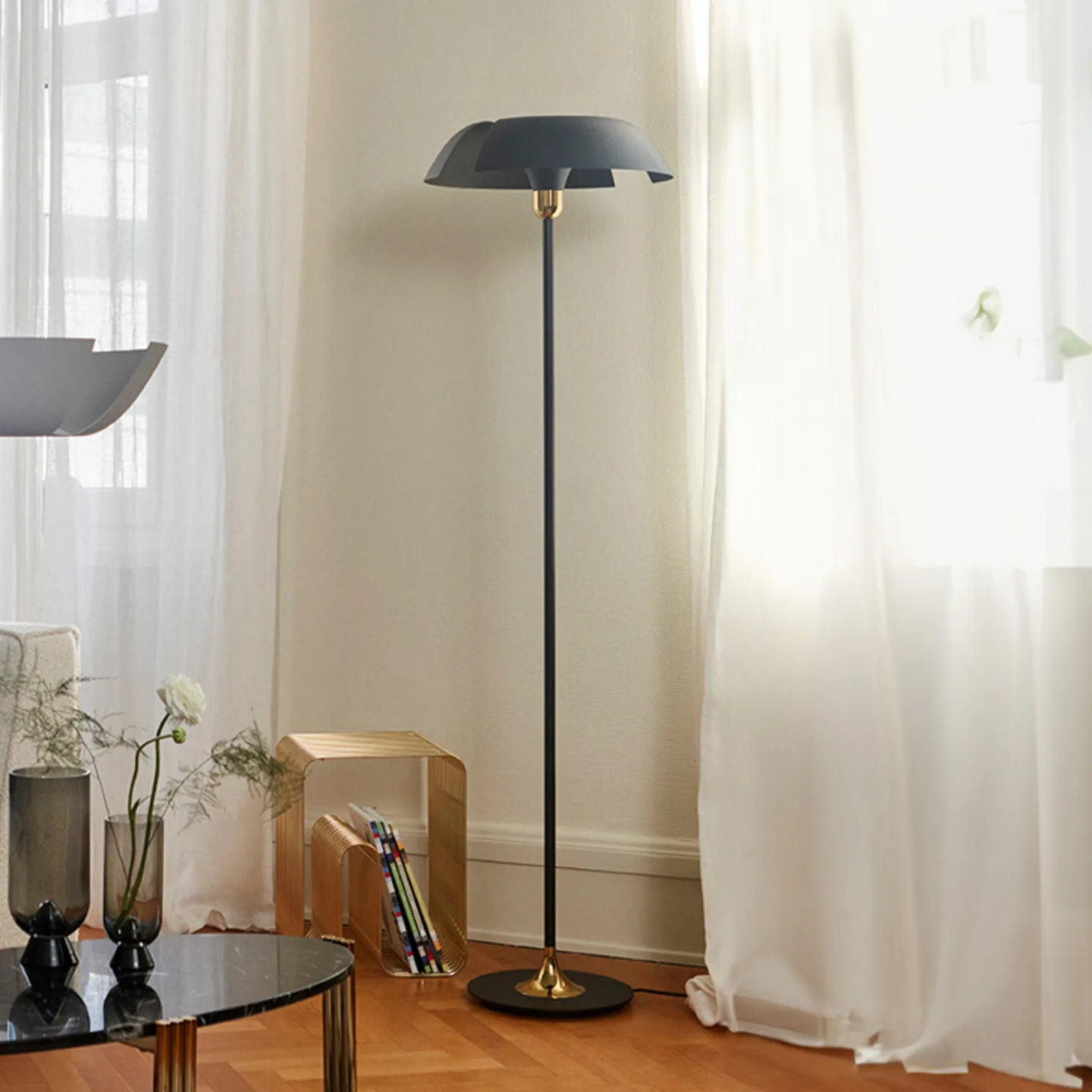 Cycnus Stehleuchte Schwarz/Gold - AYTM - Wohnzimmer - Design - Metall - Einflammig