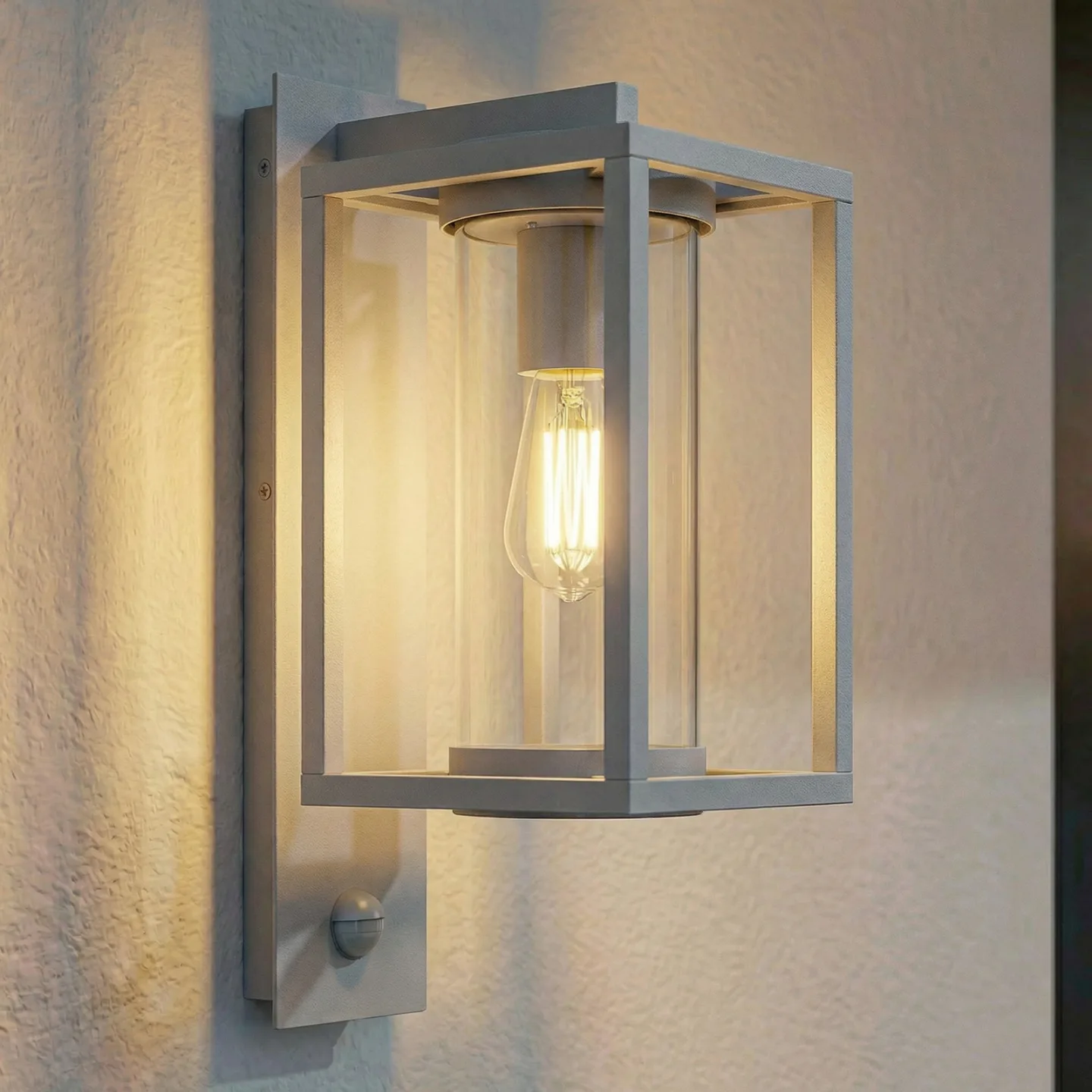 Ferda Außenwandlampe, Sensor, E27, IP44, hellgrau - Lucande - Terrasse - Modern - Aluminium - Einflammig