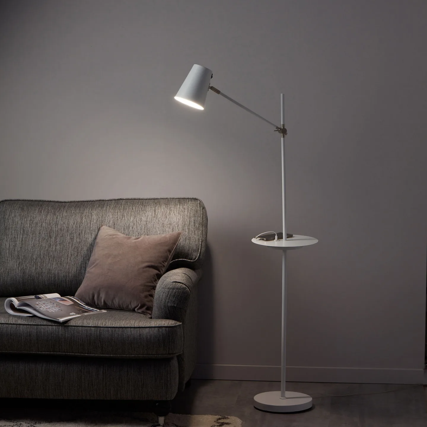 Linear Stehleuchte USB Weiß - Markslöjd - Wohnzimmer - Skandinavisch - Metall - Mit Schirm