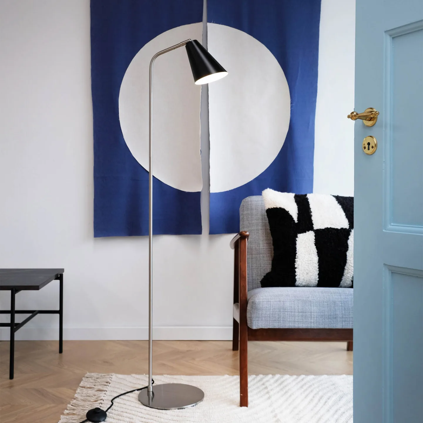 Oswald Stehleuchte Black/Steel - DybergLarsen Dyberg Larsen - Wohnzimmer - Design - Metall - Mit Schirm