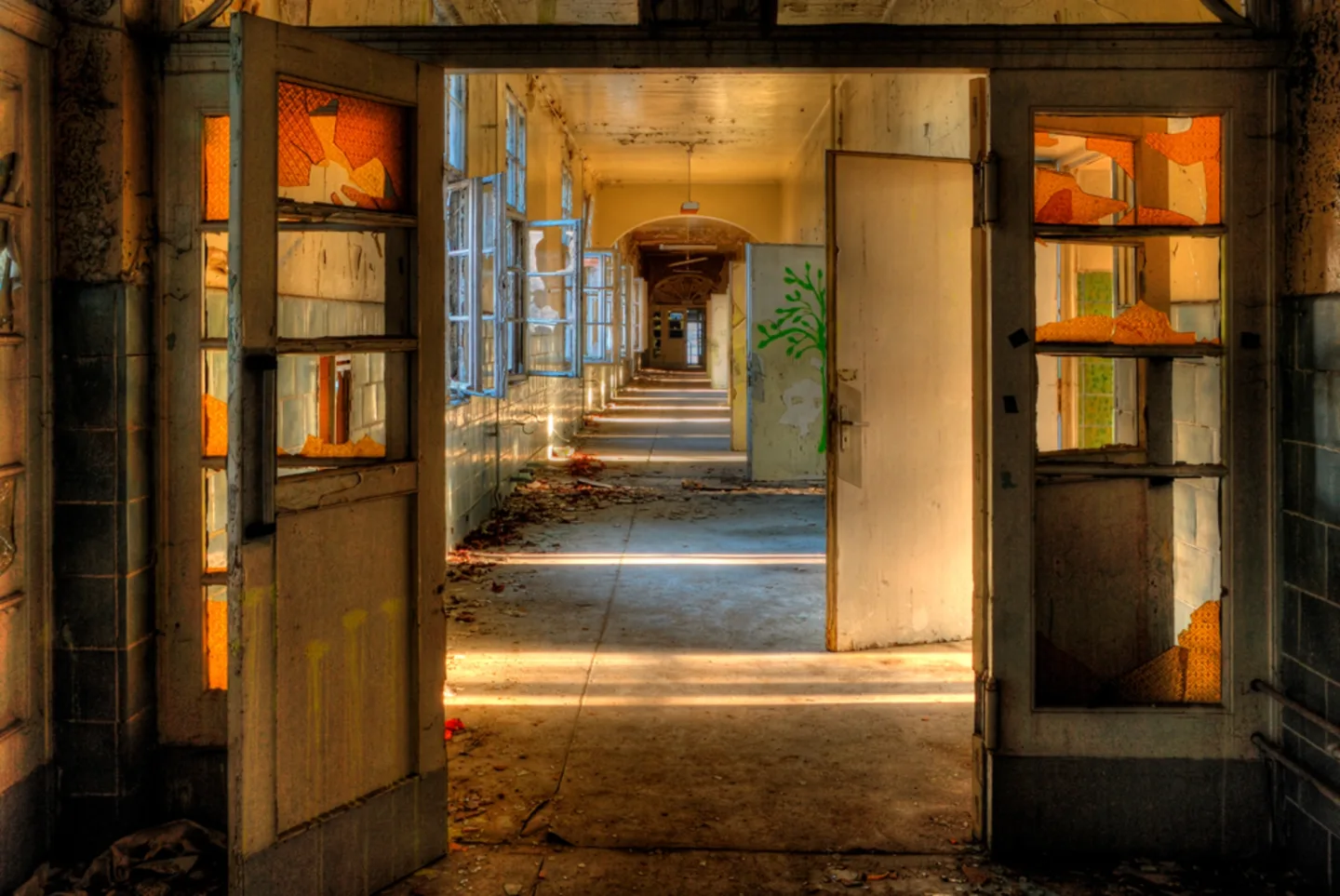 image LAND Alubild Lost Place Flur 3 | Schubiger Möbel