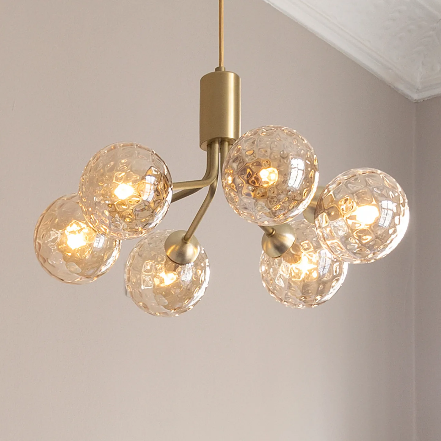 Apiales 6 Pendelleuche, messing/gold, Ø 50 cm - Nuura Nuura Aps - Wohnzimmer - Skandinavisch - Glas - Mehrflammig