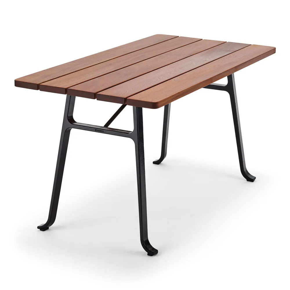 Byarums Bruk - Bord Seriff - Oljad Mahogny/Svartlackerad Aluminium - Matbord utomhus - Mårten Cyrén - Svart