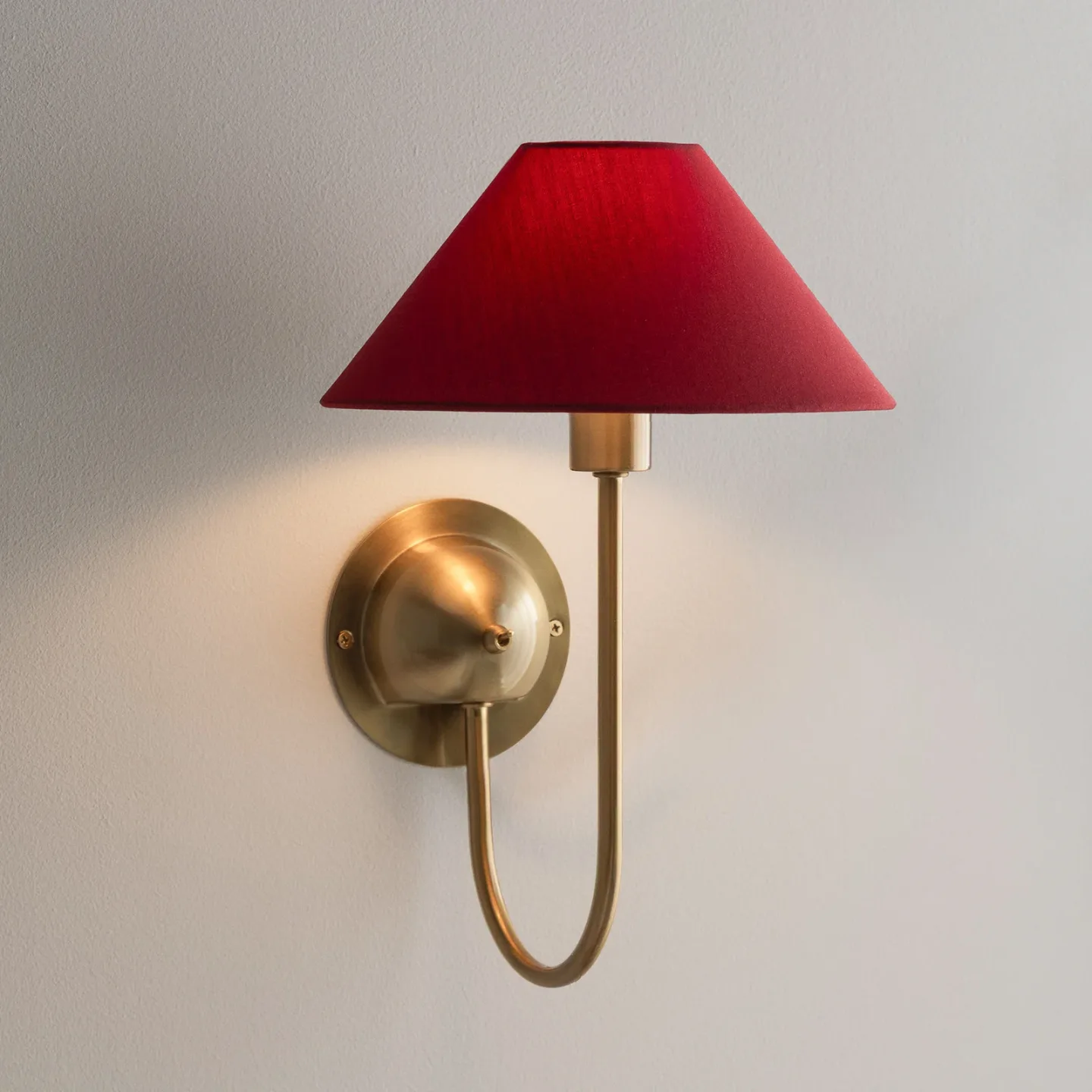 IRIS Wandlampe burgunderrot Höhe 32cm Metall - Globen Lighting - Wohnzimmer - Skandinavisch - Stoff / Textil - Mit Schirm