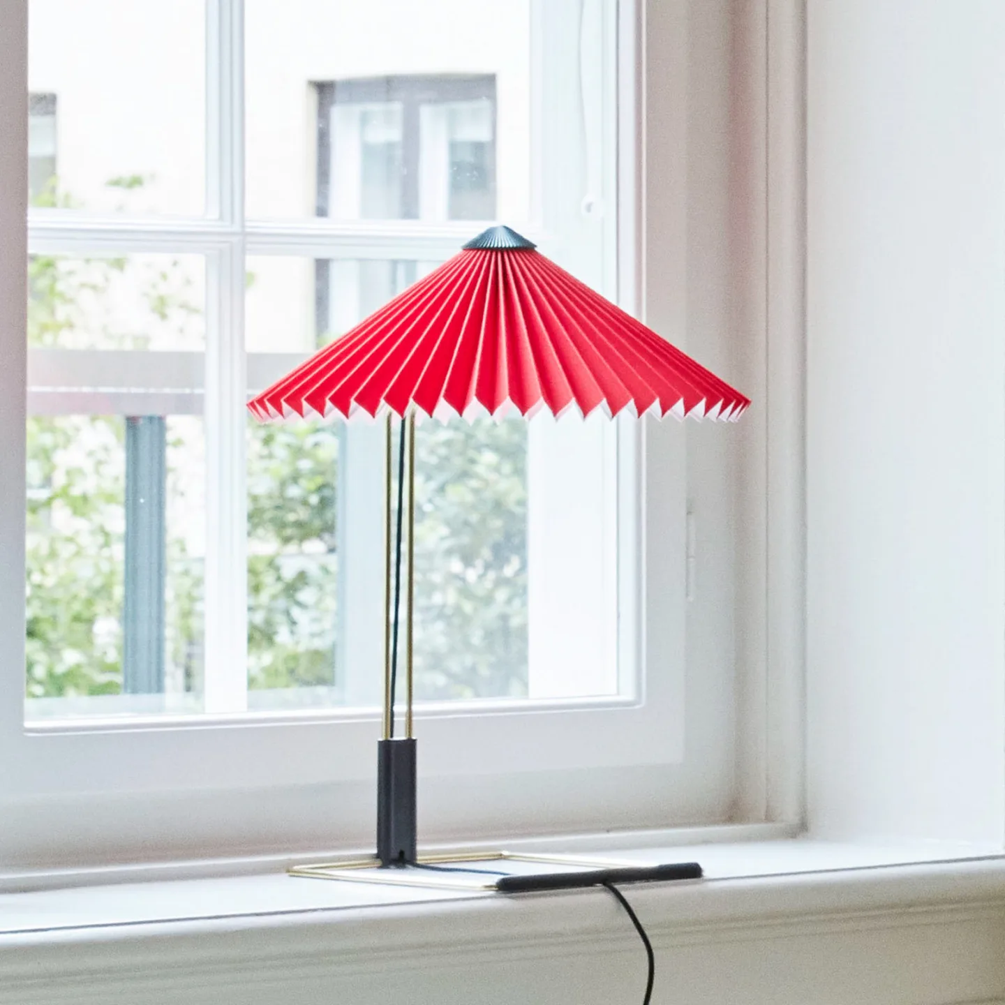 Matin LED-bordlampe, lys rød/messing, høyde 38 cm - HAY Matin 300 - Stue - Design - Metall - Med skjerm