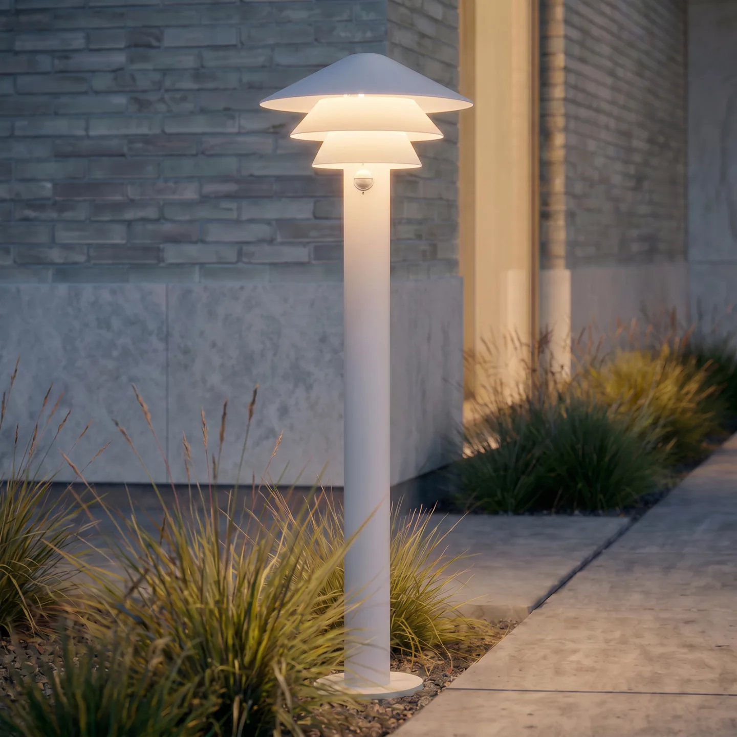Montaro LED-Wegeleuchte, weiß, 110 cm, Sensor, Aluminium, IP54 - Lucande - Modern - Einflammig