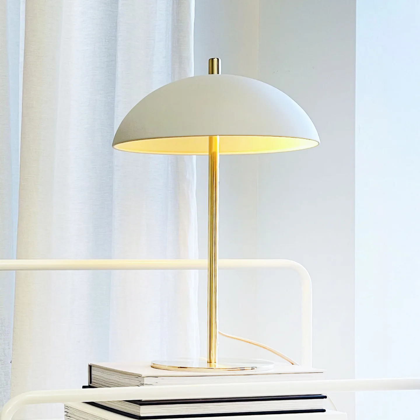 Dyberg Larsen - Globus 44cm - Bordslampa - Mässing/beige