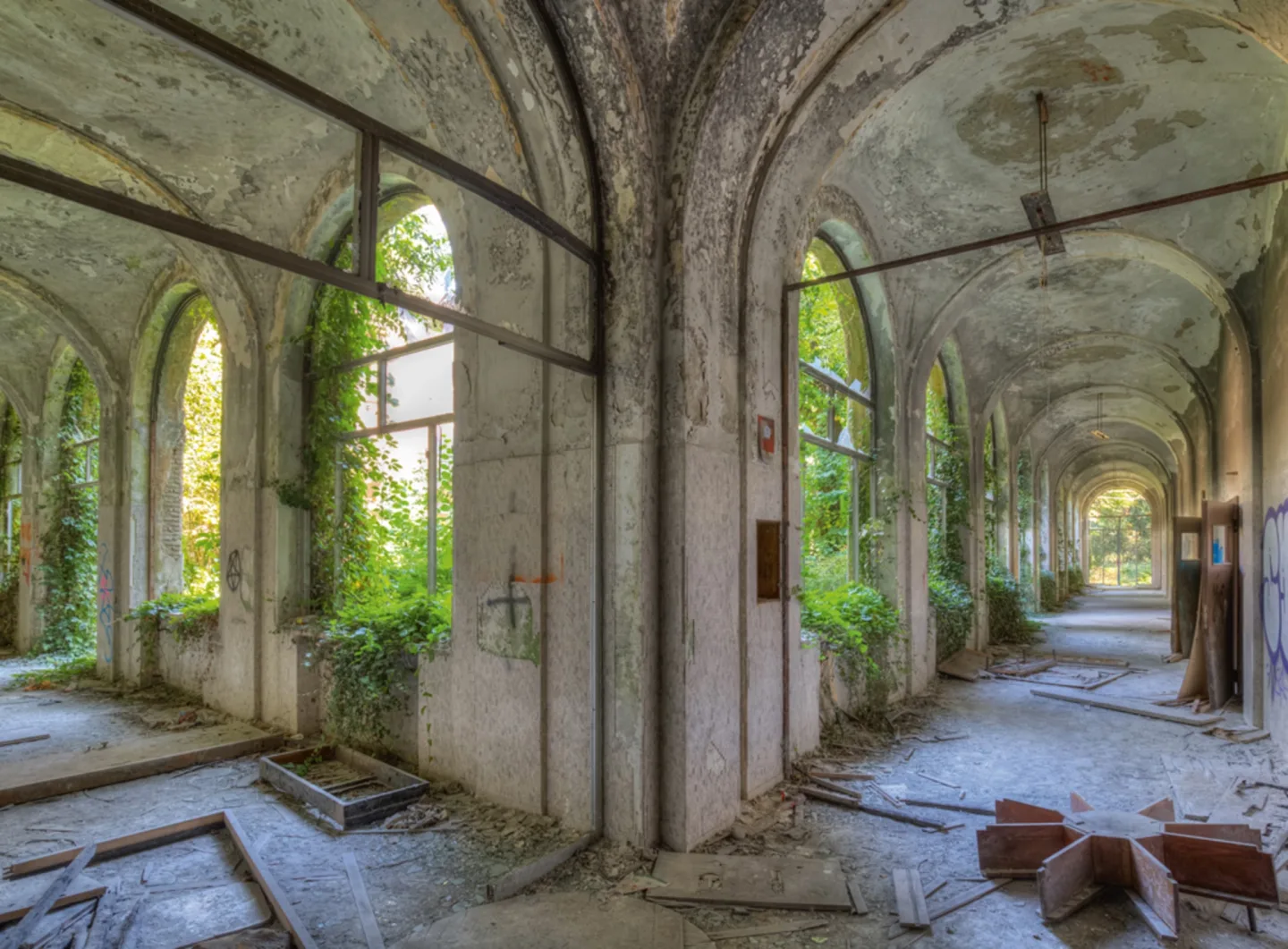 image LAND Alubild Lost Place Geteilter Flur | Schubiger Möbel