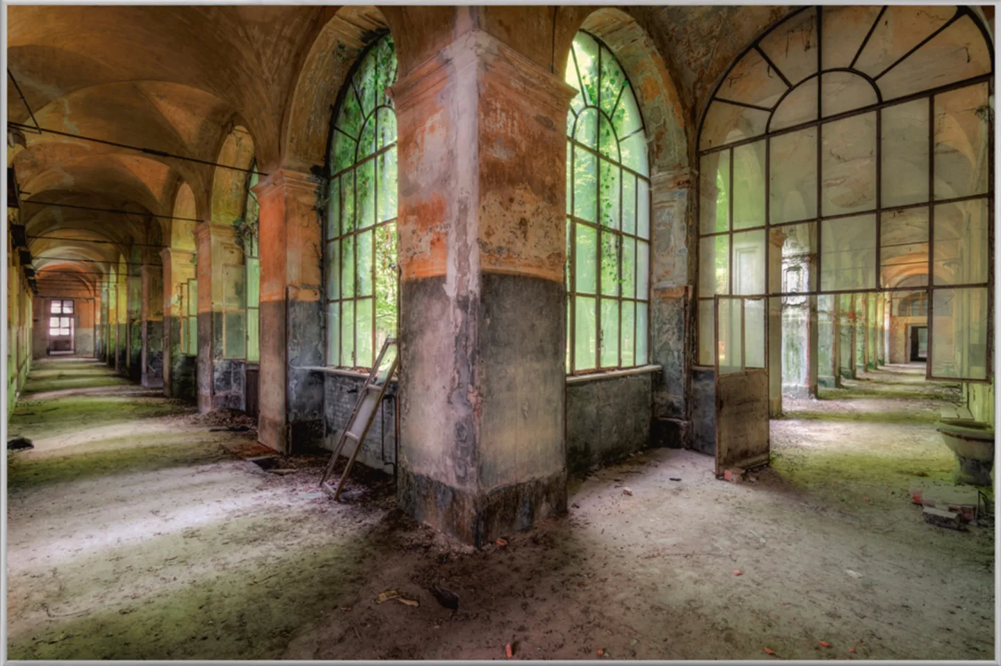 image LAND Bild mit Rahmen Verlassener Flur | Schubiger Möbel