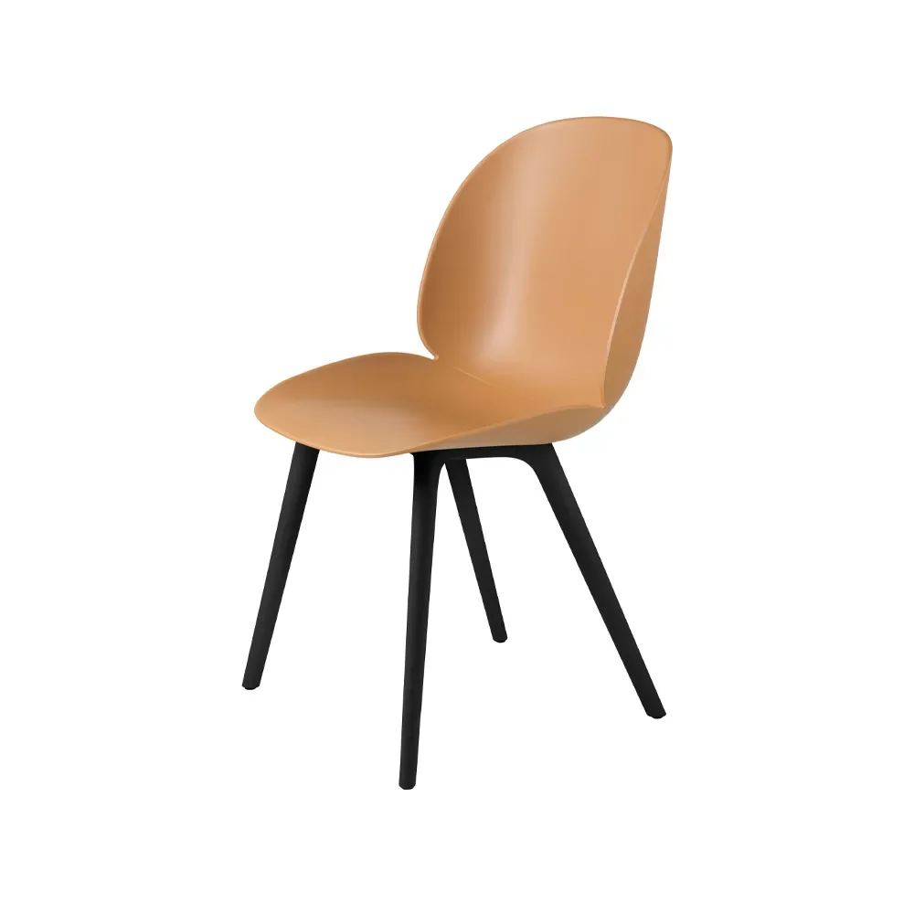 GUBI Beetle Plastic stol amber brown, svarta ben