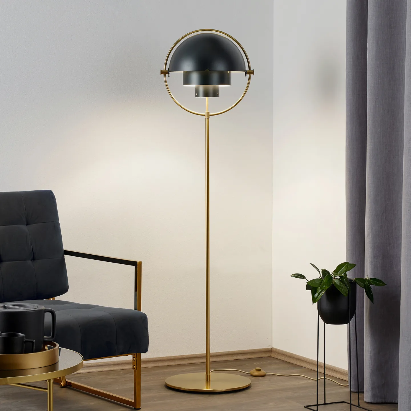Multi-Lite gulvlampe messing/svart - Gubi - Stue - Design - Metall - Med en lyskilde