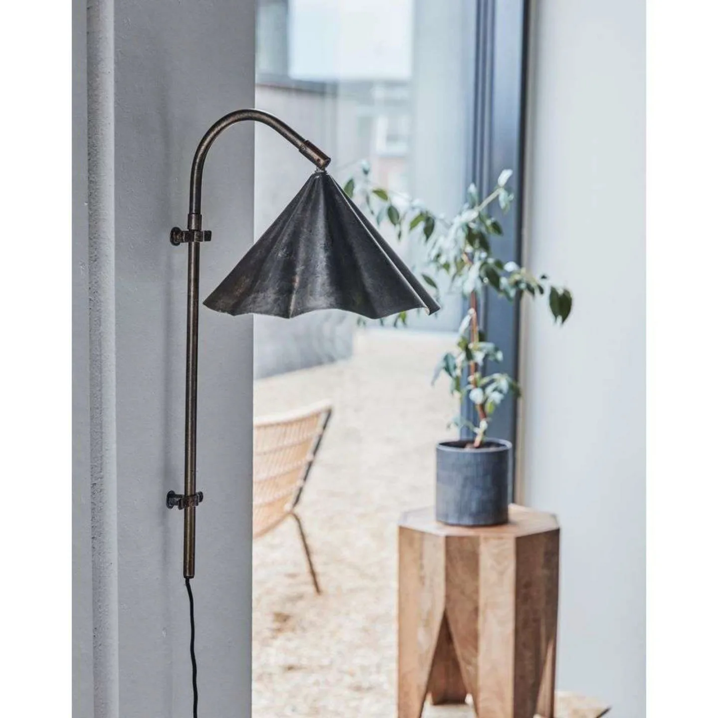 Flola væglampe, højde 51 cm, brun, stik – House Doctor - Stue - Metal