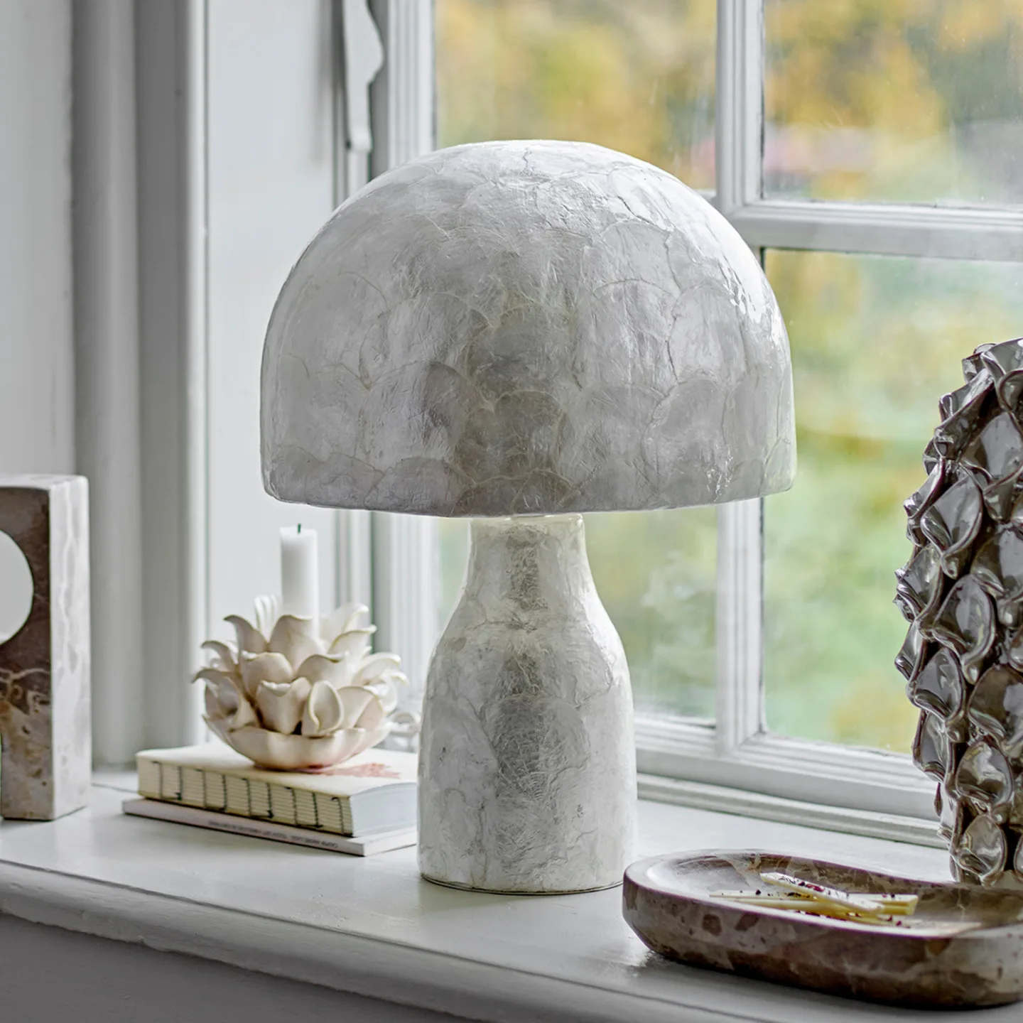 Adria Tischlampe, perlmutt, Höhe 43 cm, E27 - Bloomingville - Wohnzimmer - Einflammig