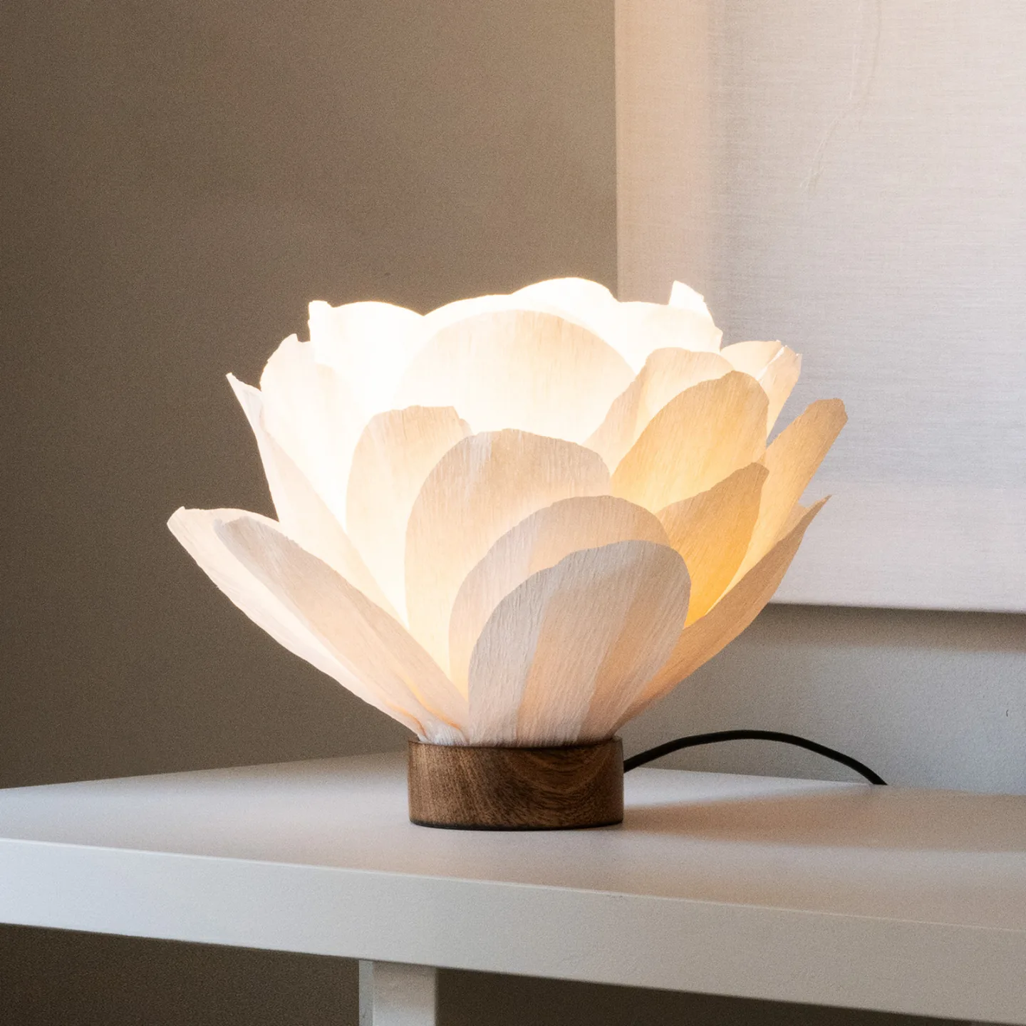 Lisa Tischleuchte, Papier, weiß, Ø 28 cm - Watt & Veke - Schlafzimmer - Design - Papier / Karton - Einflammig