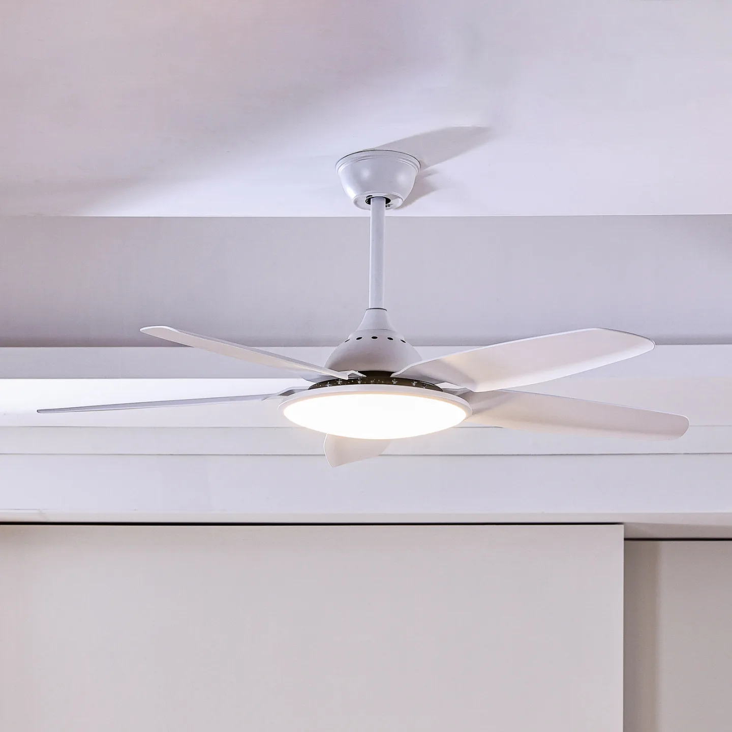 Divian LED-loftventilator, hvid, DC, støjsvag, CCT – Lucande - Stue - Moderne - Metal - Med én lyskilde