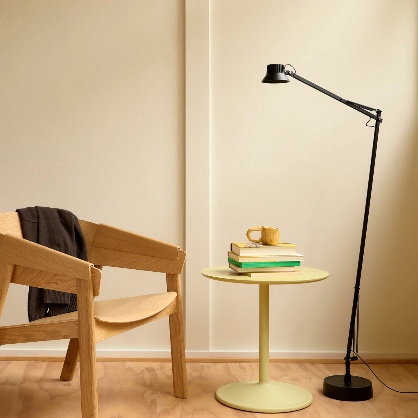 Dedicate LED-Stehleuchte schwarz dimmbar Aluminium - Muuto - Wohnzimmer - Modern - Einflammig