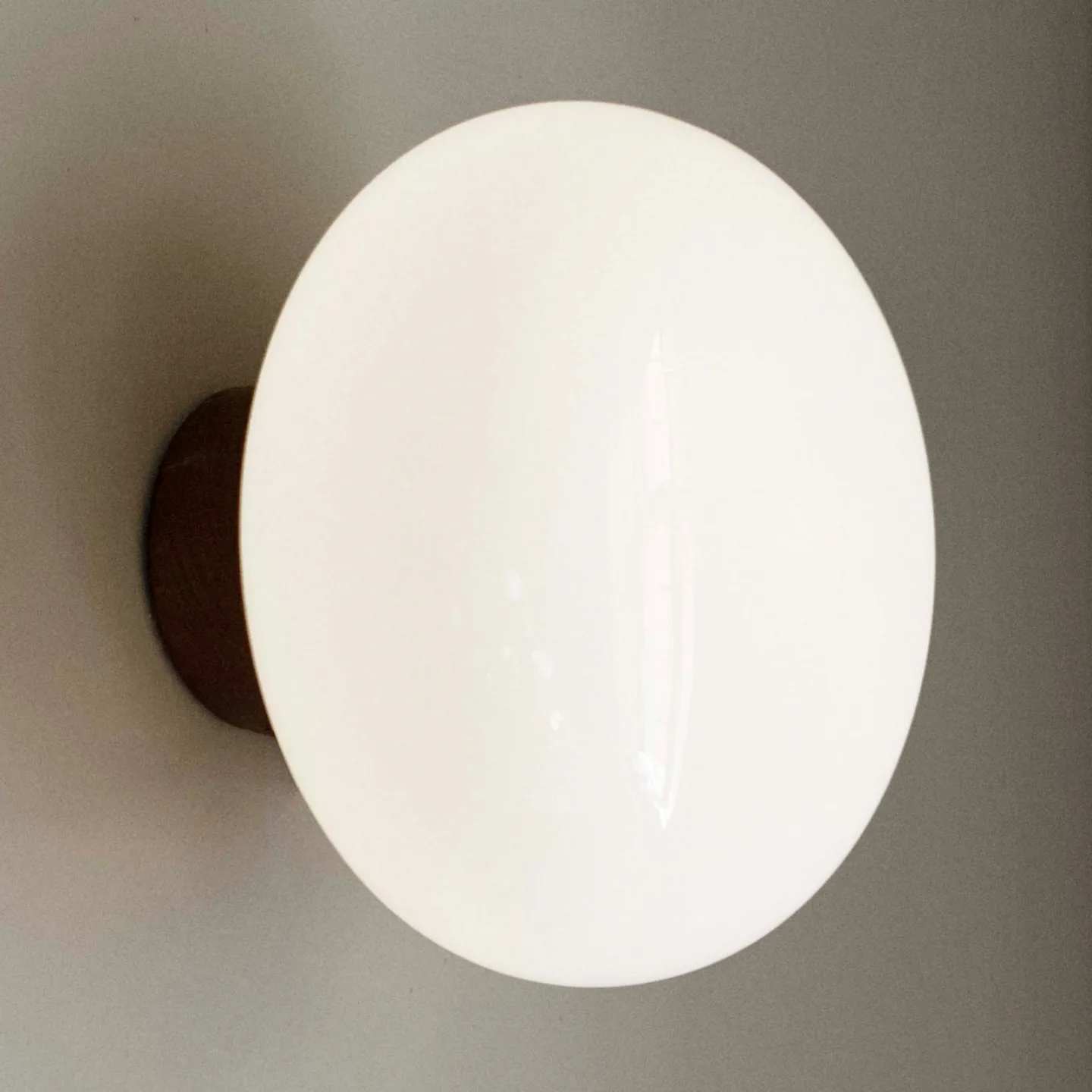 Karl-Johan Wandleuchte Smoked Oak/Opal Glass - New Works - Wohnzimmer - Design - Holz - Rund