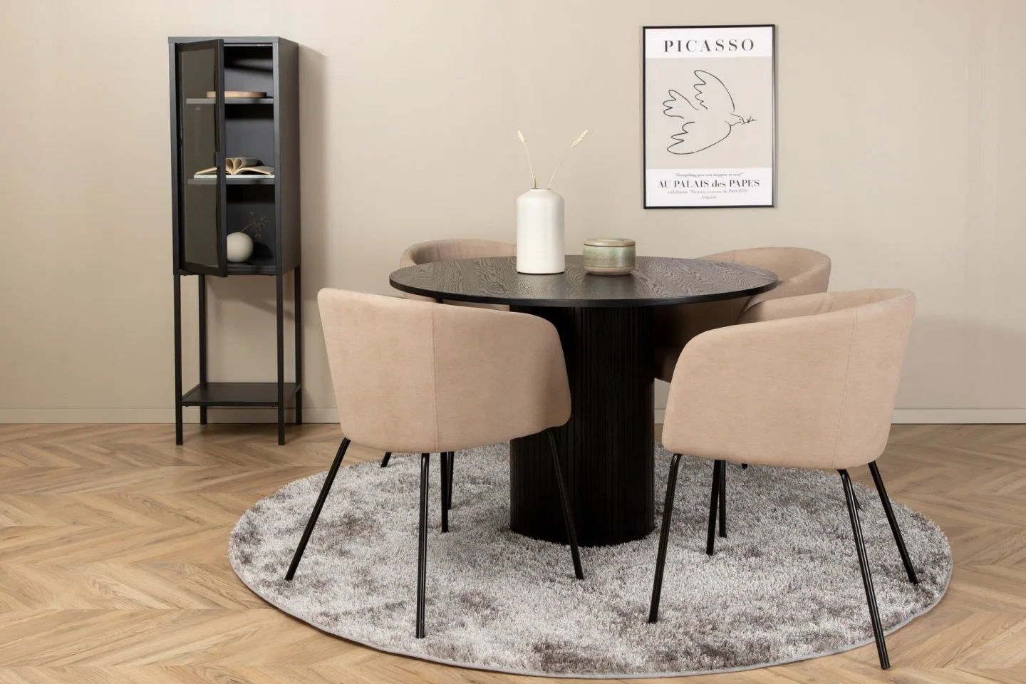 Biana Matgrupp 110 cm Rund inkl 4 Berita Stolar - Svart/Beige