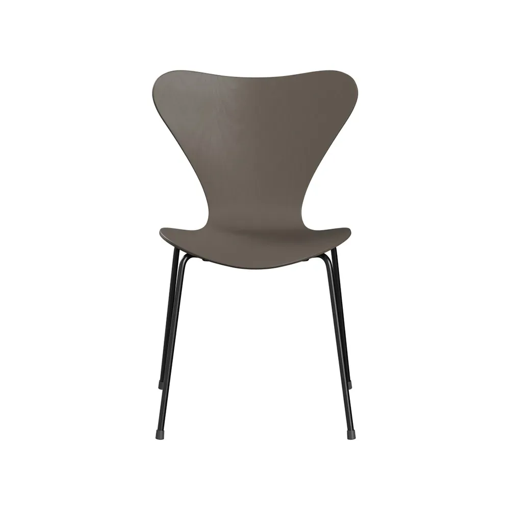 Fritz Hansen Sjuan 3107 stol Deep clay-färgad ask-svart stativ