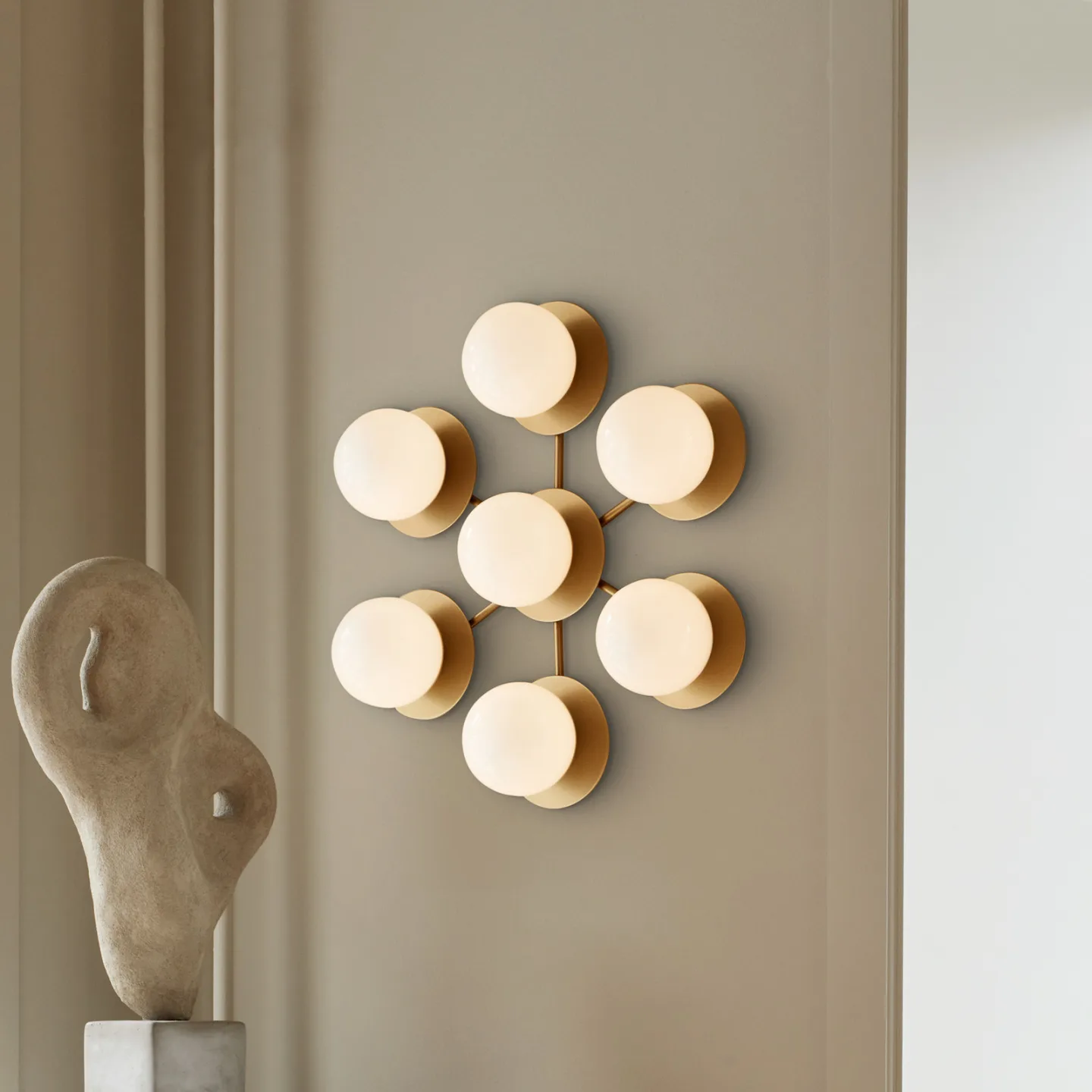 Liila Star vägglampa, 7 lampor, guld/opal, varmvit - Nuura Nuura Aps - Vardagsrum - Design - Glas - Klot