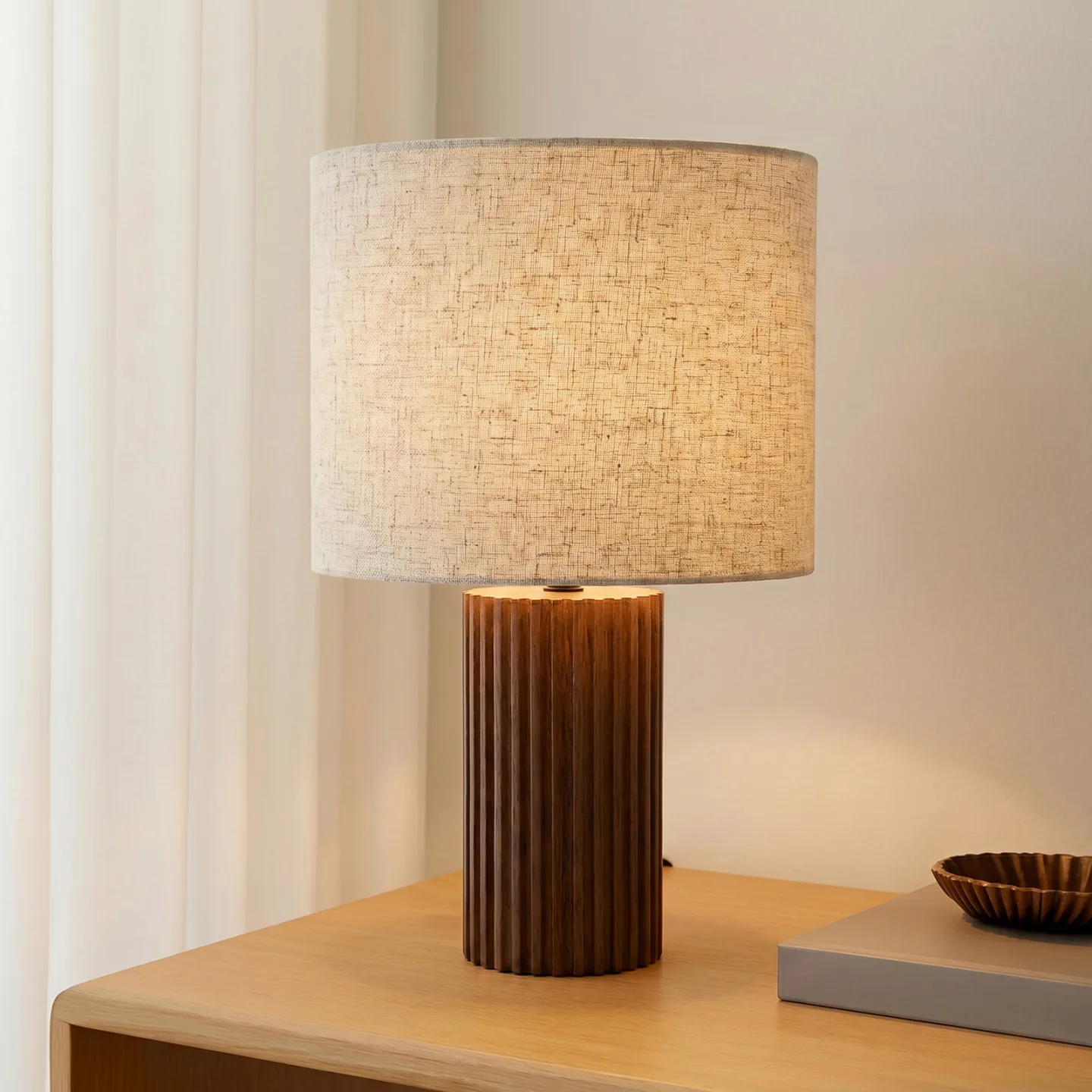 Kimiko Tischleuchte, Walnussholz, Textil, Höhe 38 cm, E27 - Lindby - Wohnzimmer - Skandinavisch - Stoff / Textil - Mit Schirm