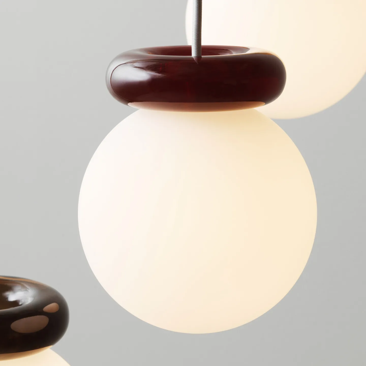 Hinx hengelampe, mørkebrun/hvit, glass – Normann Copenhagen - Kjøkken - Design - Med en lyskilde