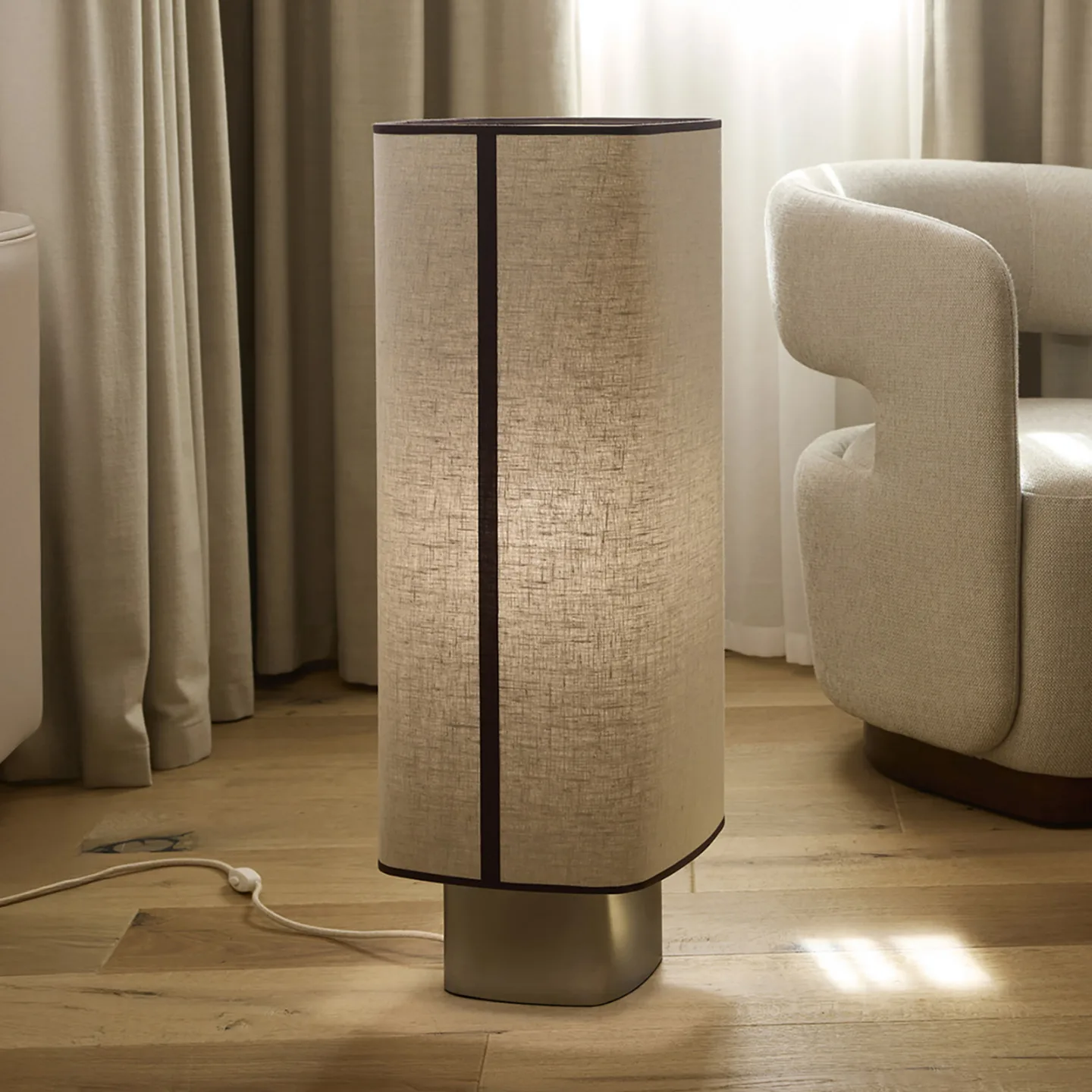 Dolce gulvlampe, kalksteinbeige - MARKET SET - Stue - Design - Stoff / Tekstil - Med en lyskilde