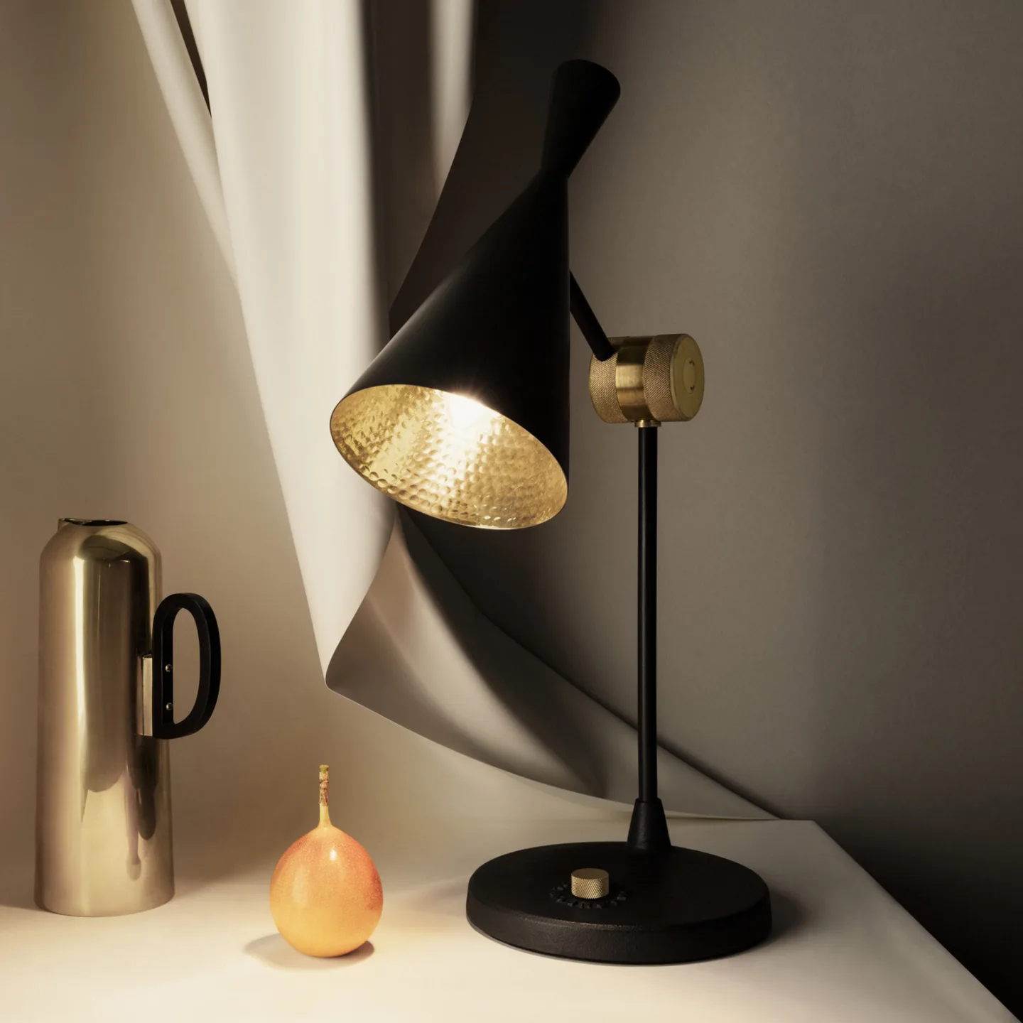 Beat Tischleuchte Matt Black/Brass - Tom Dixon Beat Table - Wohnzimmer - Design - Metall - Mit Schirm
