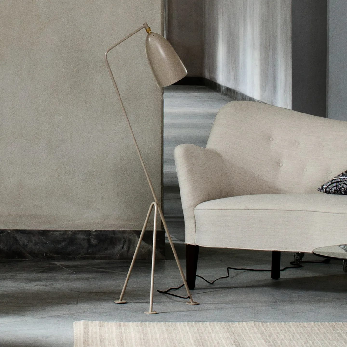 Gräshoppa gulvlampe Olive Brown - Gubi - Stue - Design - Metal - Med skærm