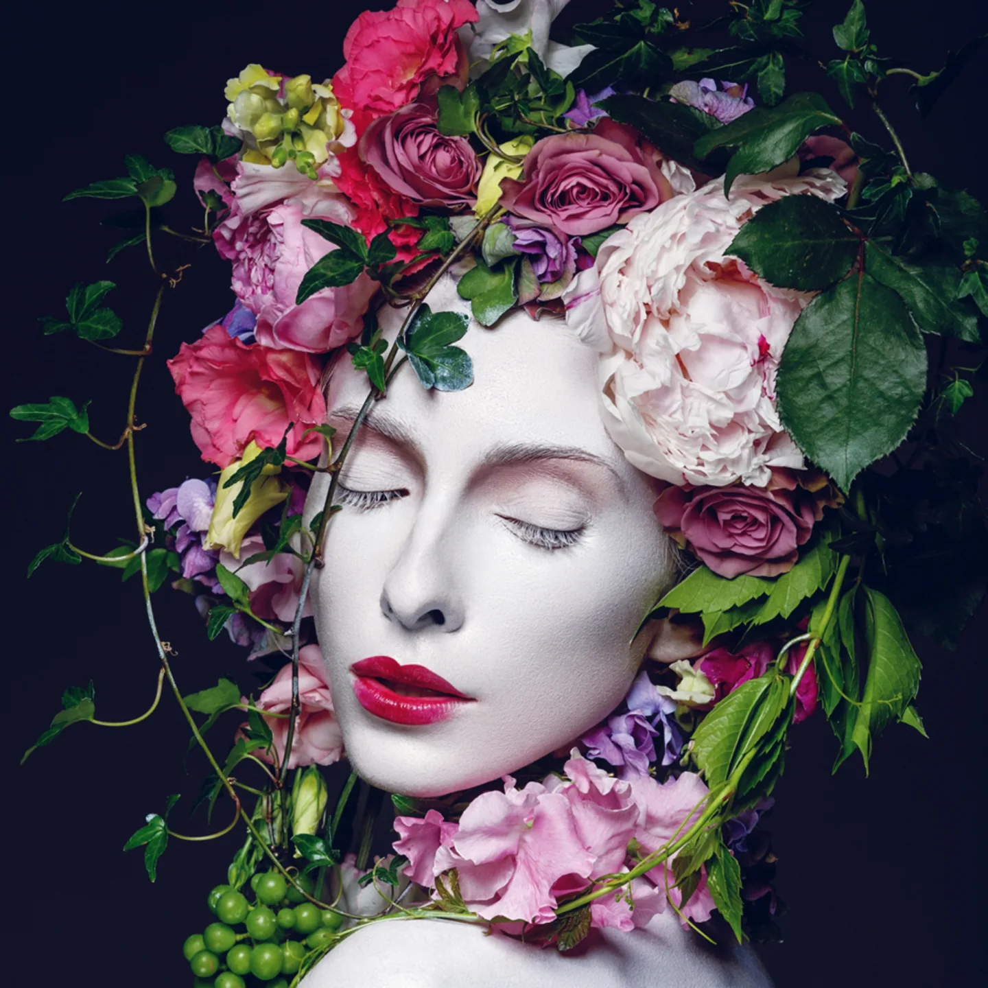 image LAND Alubild Hübsche Frau mit Blumen | Schubiger Möbel